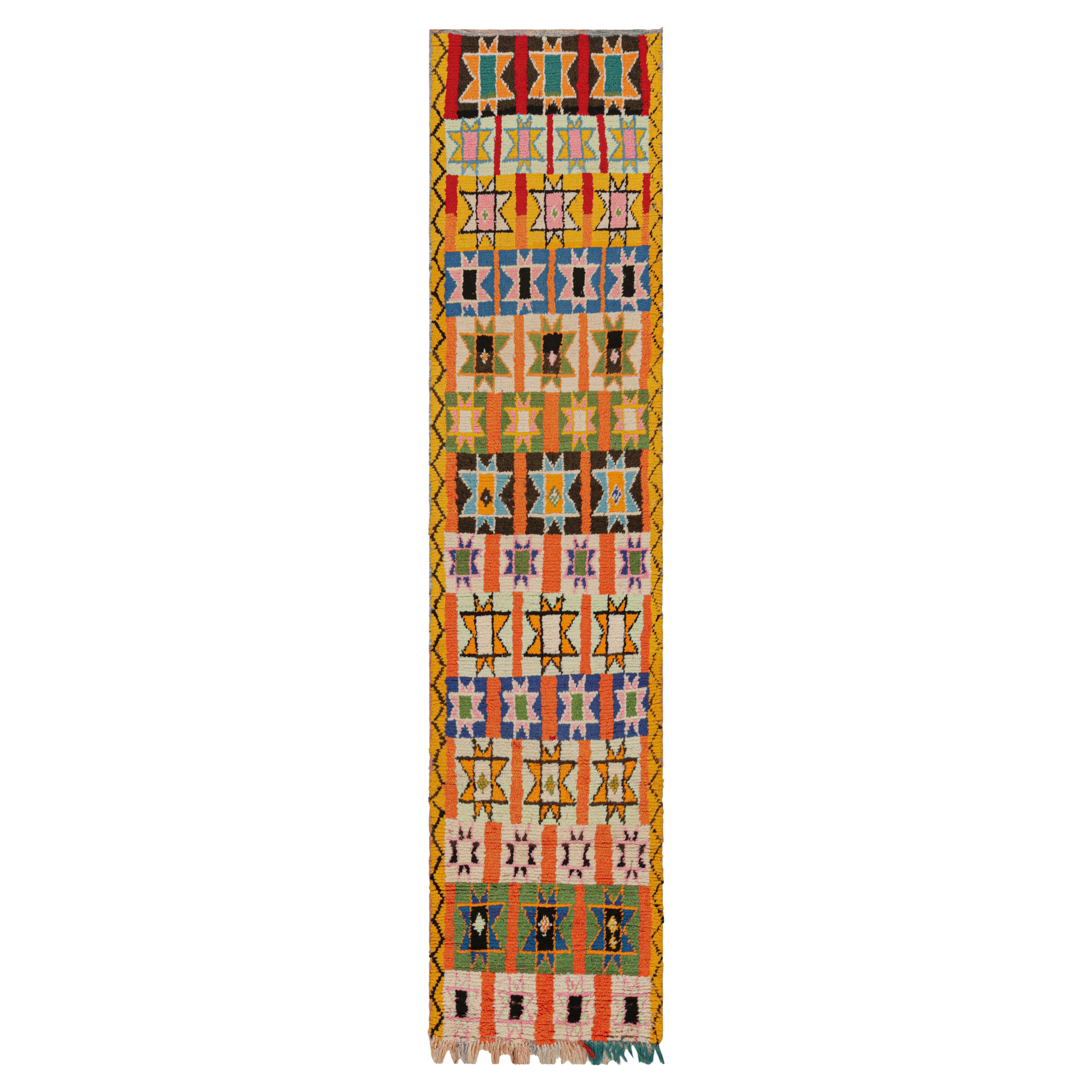 Alfombra marroquí vintage con motivos geométricos policromados, de Rug & Kilim