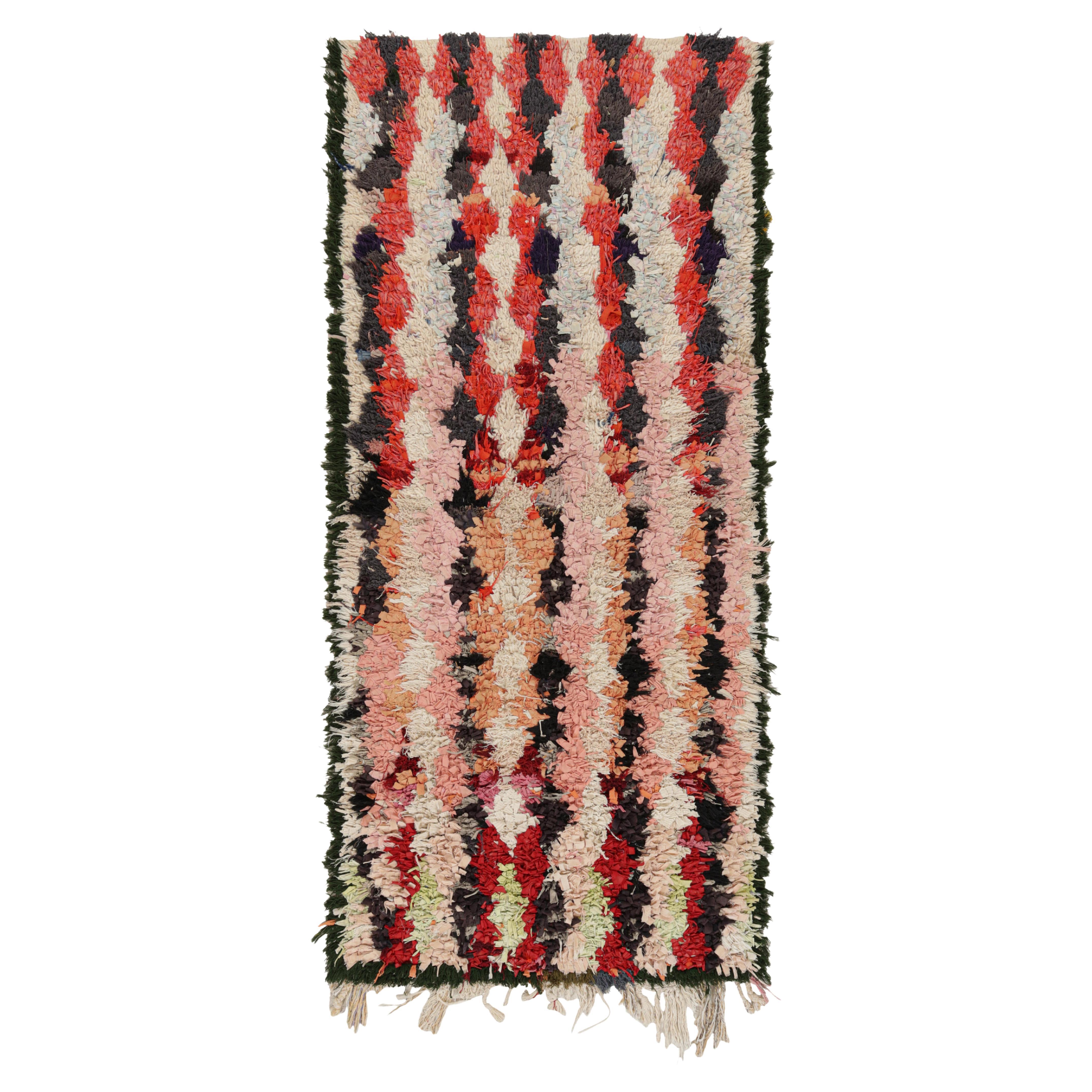 Alfombra marroquí vintage con motivos geométricos policromados, de Rug & Kilim