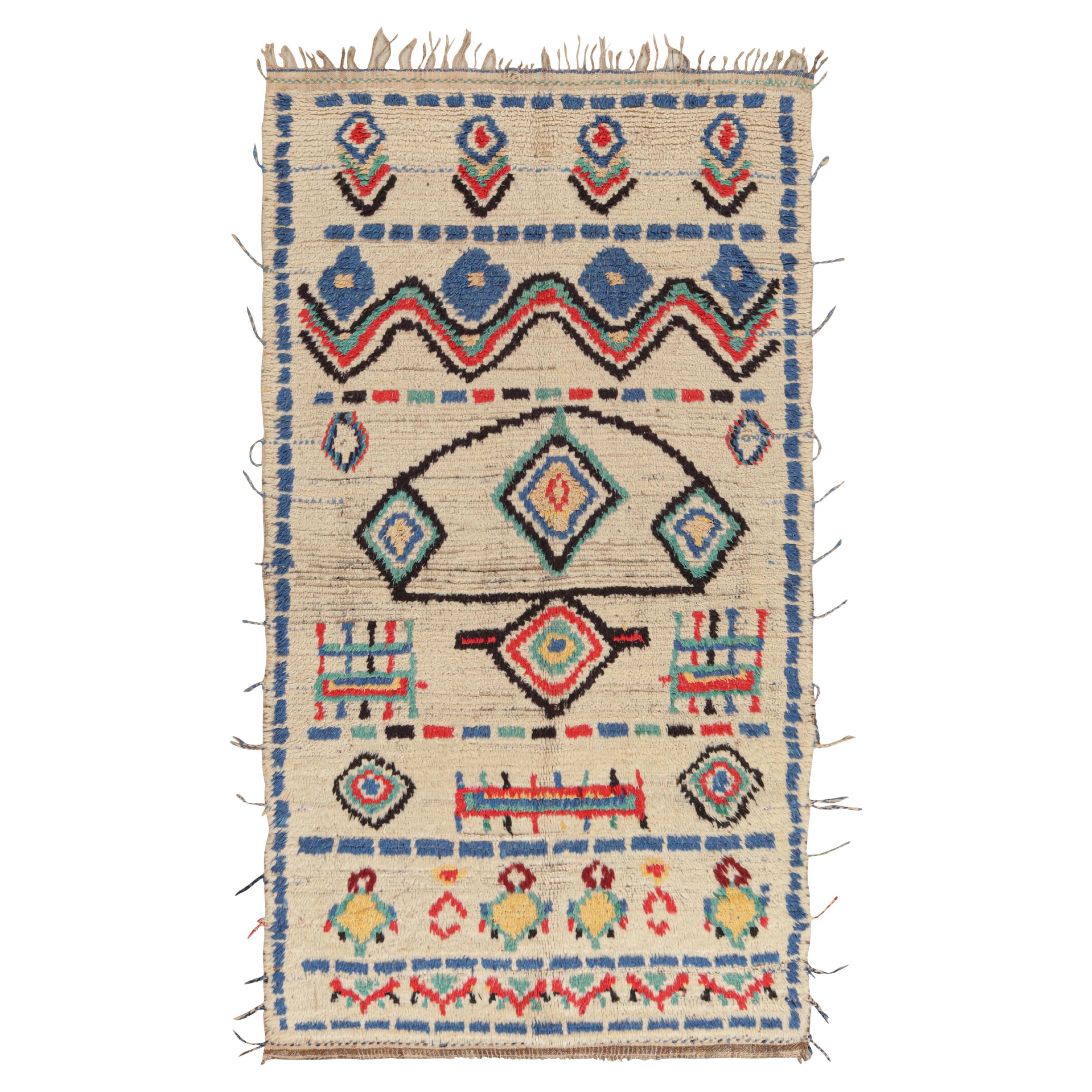 Alfombra marroquí vintage con motivos geométricos policromados, de Rug & Kilim