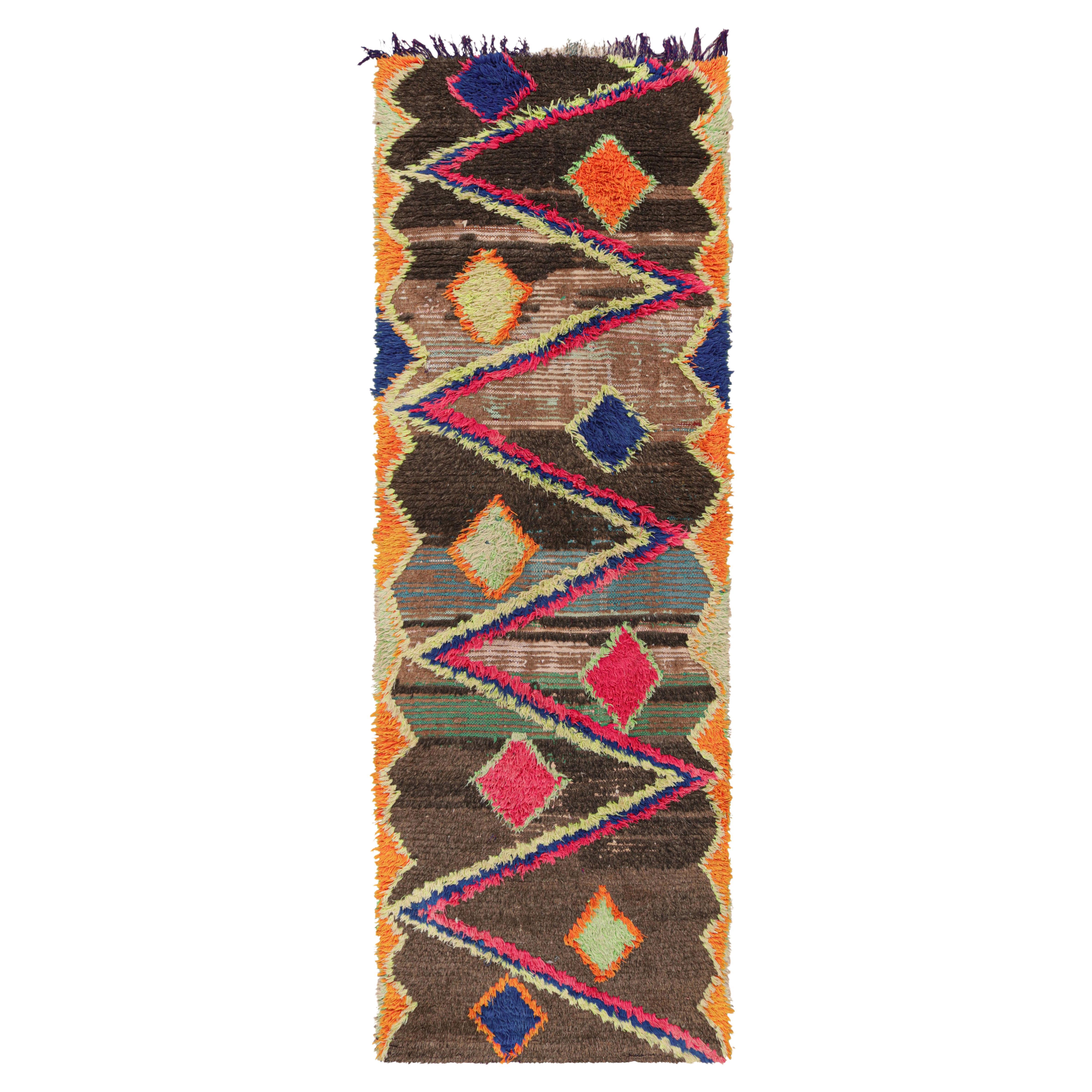Alfombra marroquí vintage con motivos geométricos policromados, de Rug & Kilim