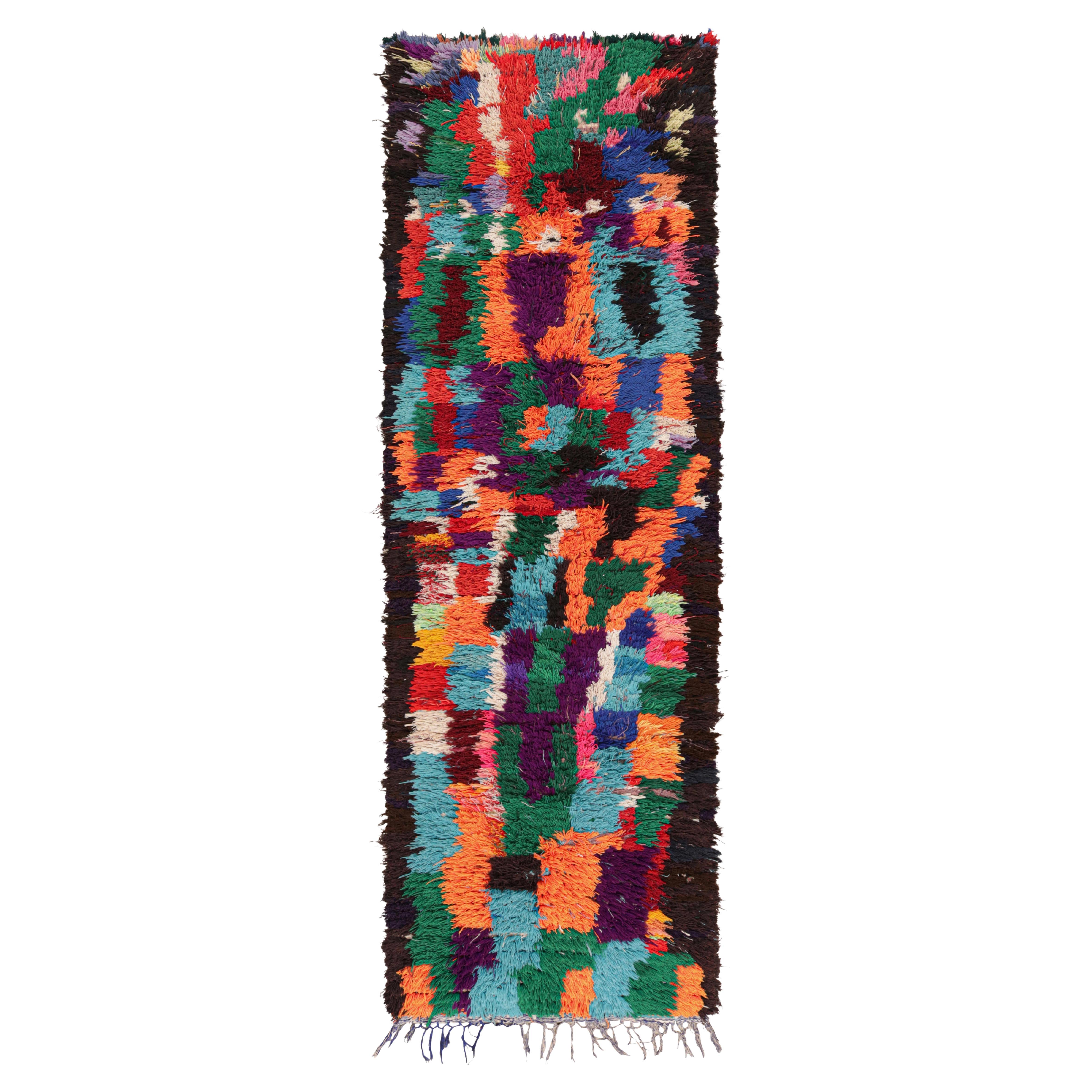 Tapis de course marocain vintage à motifs géométriques polychromes, de Rug & Kilim