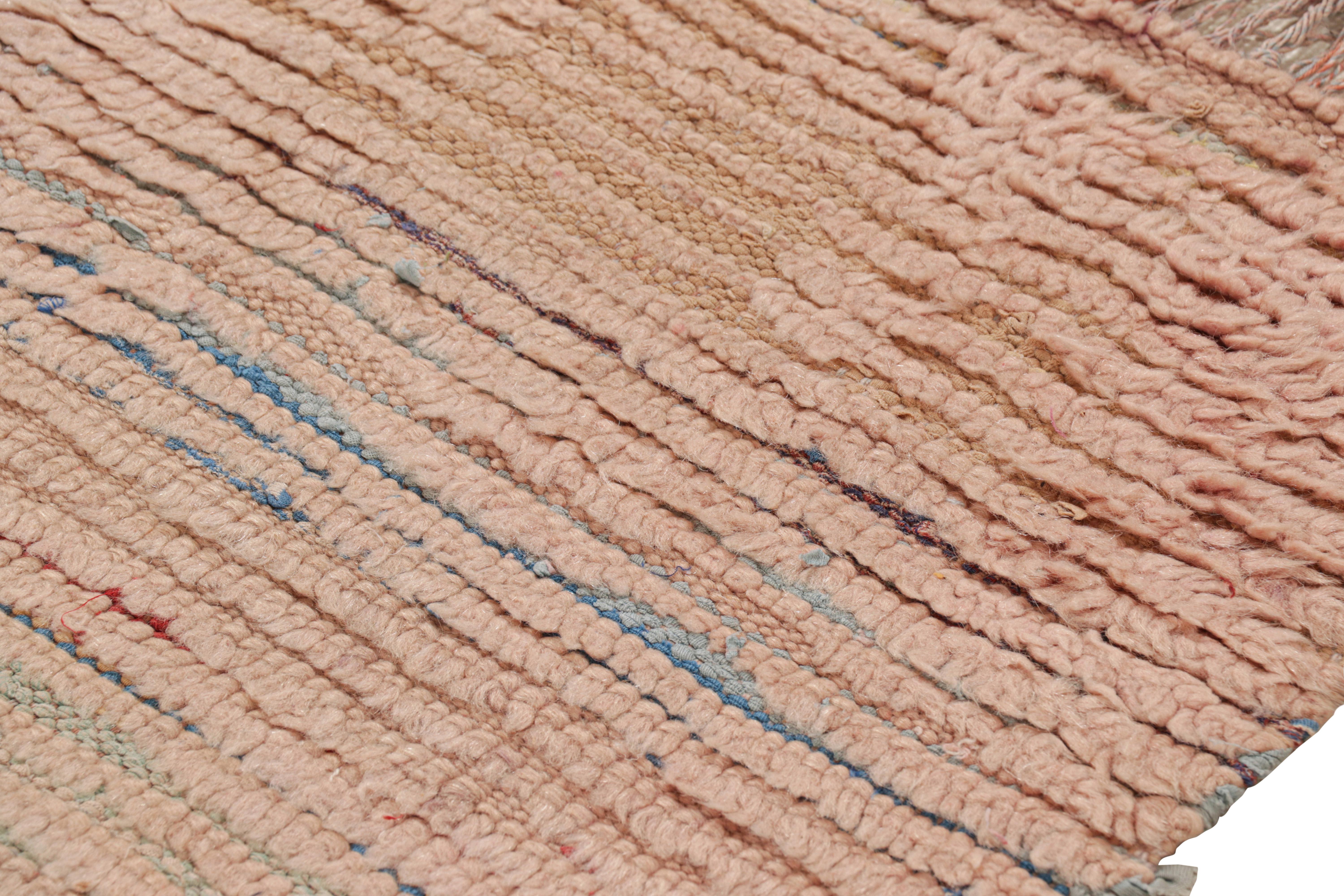 Alfombra marroquí vintage con rayas geométricas policromadas, de Rug & Kilim mediados del siglo XX
