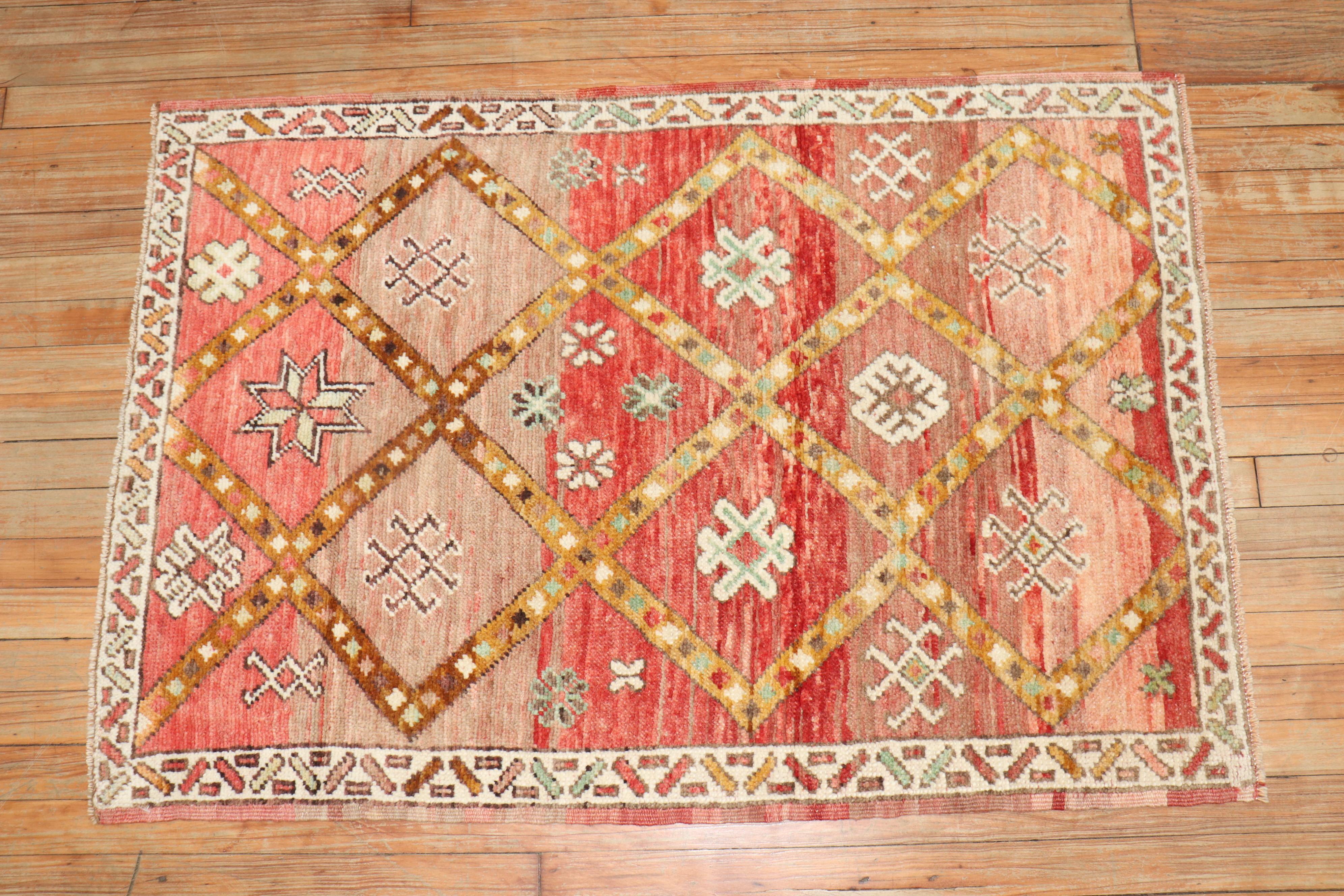 Marokkanischer Vintage-Teppich in Schachtelgröße (Moderne der Mitte des Jahrhunderts) im Angebot