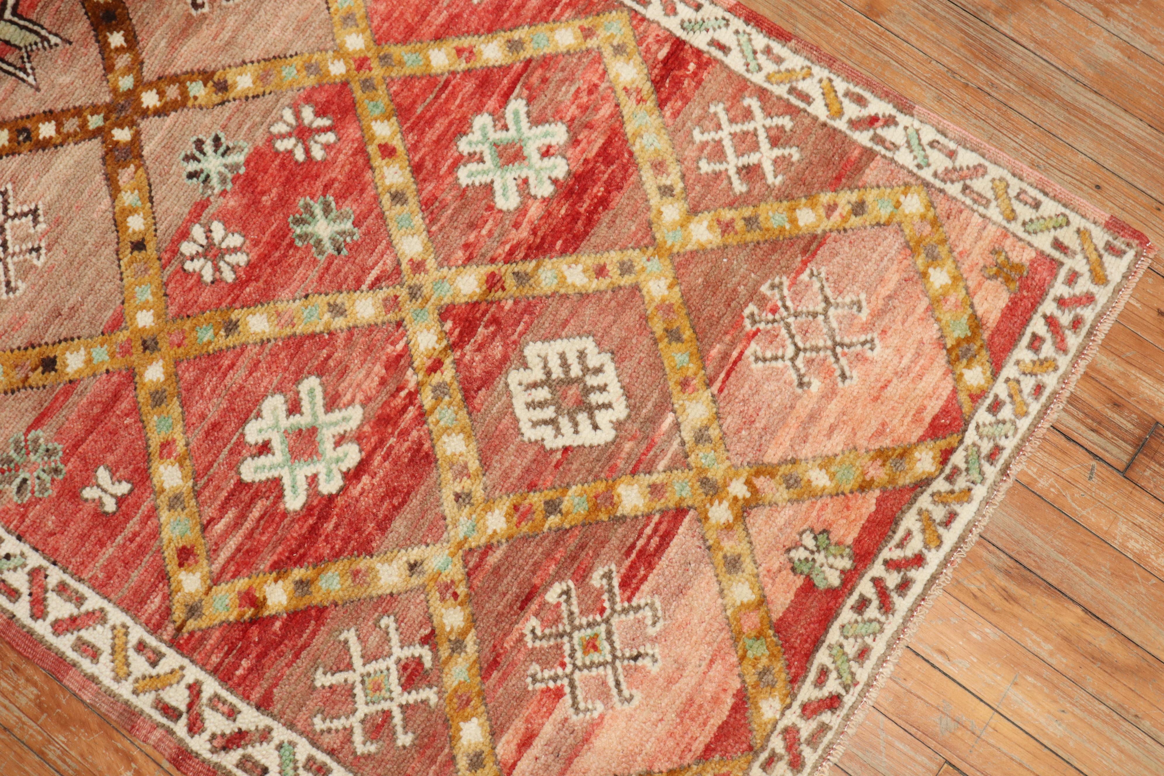Marokkanischer Vintage-Teppich in Schachtelgröße im Zustand „Gut“ im Angebot in New York, NY