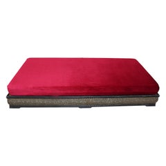 Banc bas vintage marocain de banquette, lit de jour avec coussin rouge