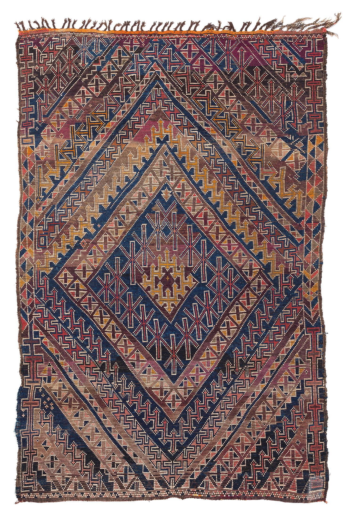 Esta alfombra marroquí antigua de época procede de la tribu Beni Mguild, de las montañas centrales del Atlas Medio. Esta pieza, una de las alfombras más antiguas de nuestra colección, se fabricó en los años veinte o treinta. Procede de una destacada