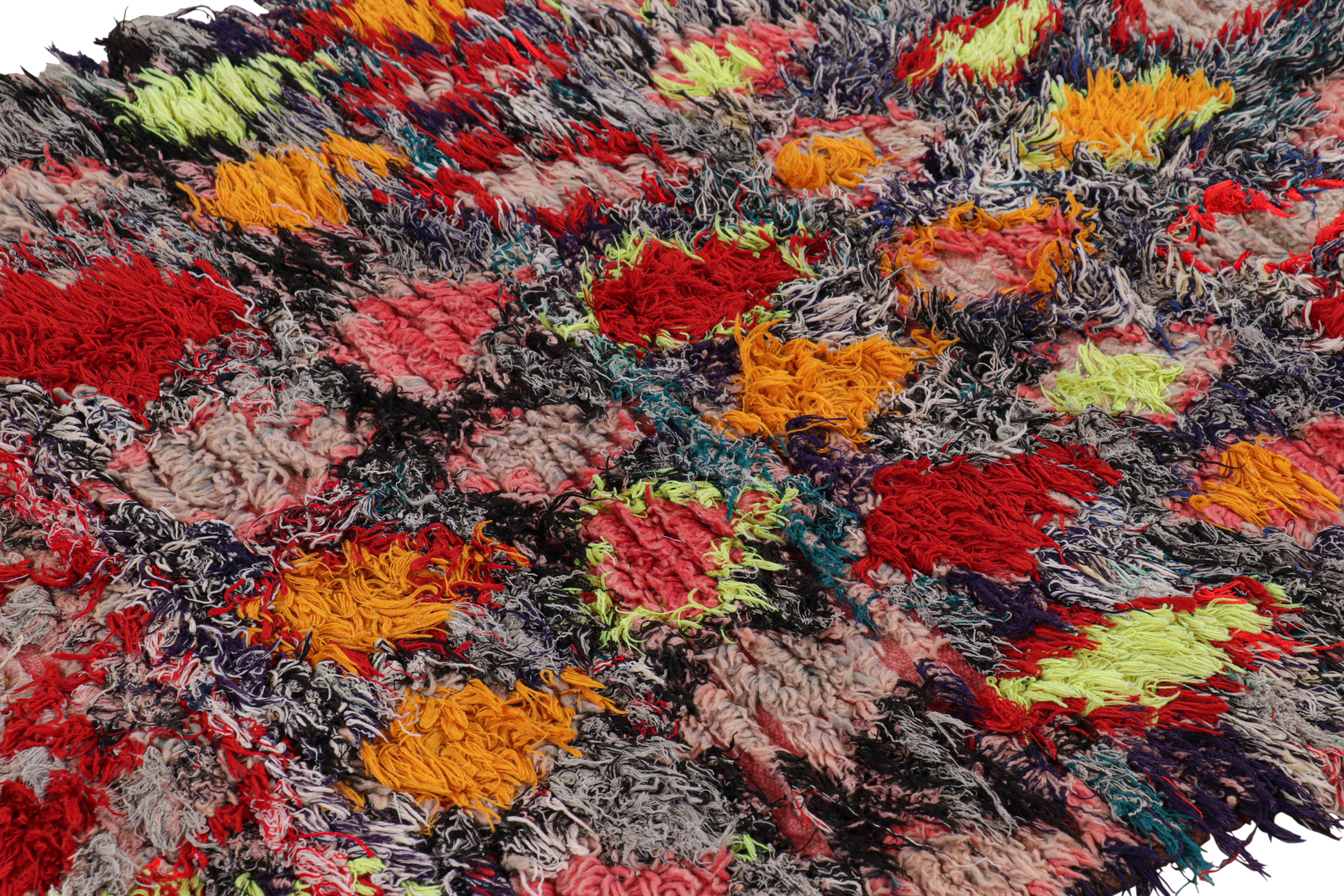 Dieser handgeknüpfte Wollteppich aus Marokko (ca. 1950-1960) zeigt ein farbenfrohes, primitivistisches Design im Boho-Chic-Stil und ist ein besonderer Vintage-Teppich. 

Über das Design: 

Bewunderer des Kunsthandwerks werden feststellen, dass die