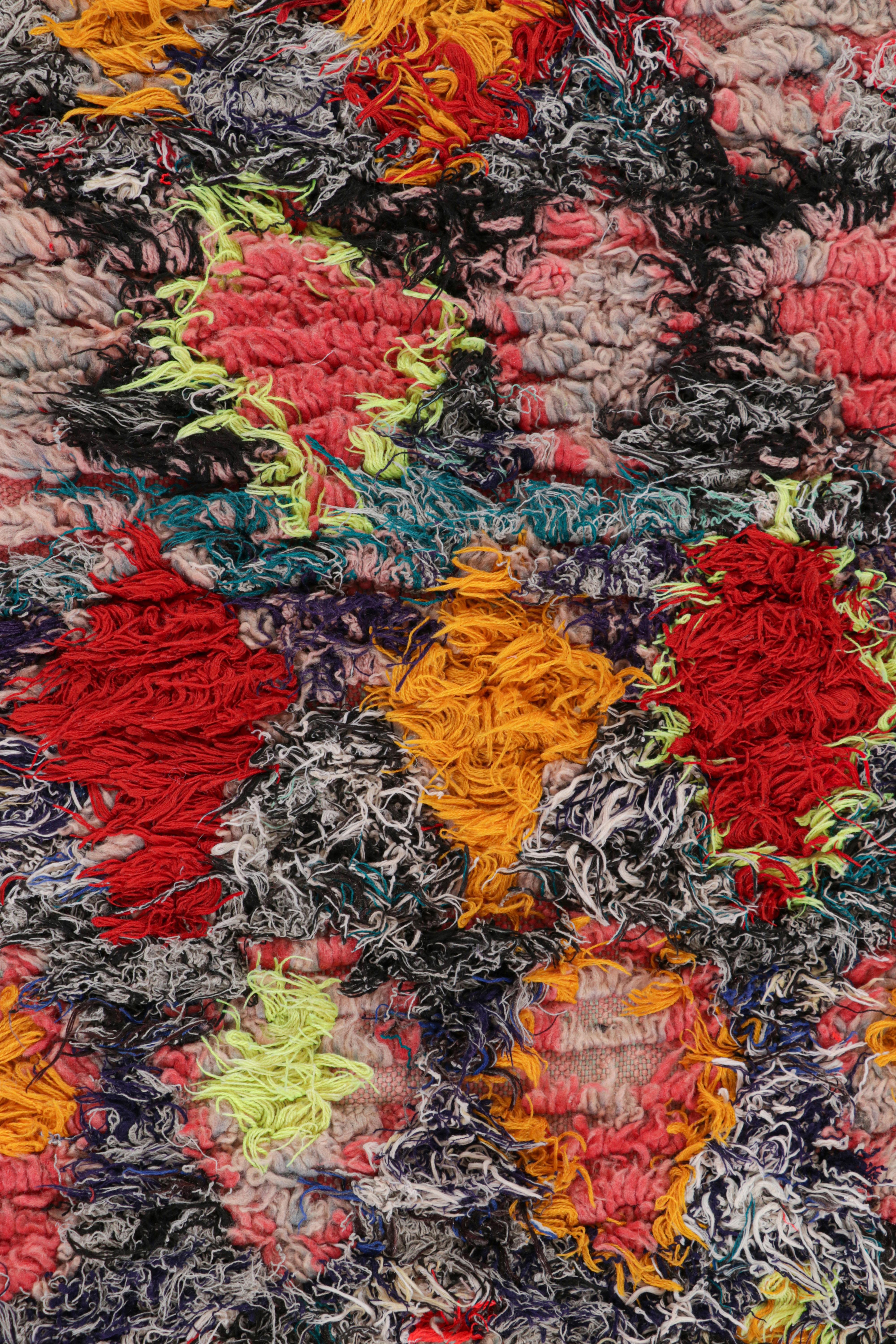 Marokkanischer Shag-Teppich mit bunten geometrischen Mustern, von Rug & Kilim (Handgeknüpft) im Angebot