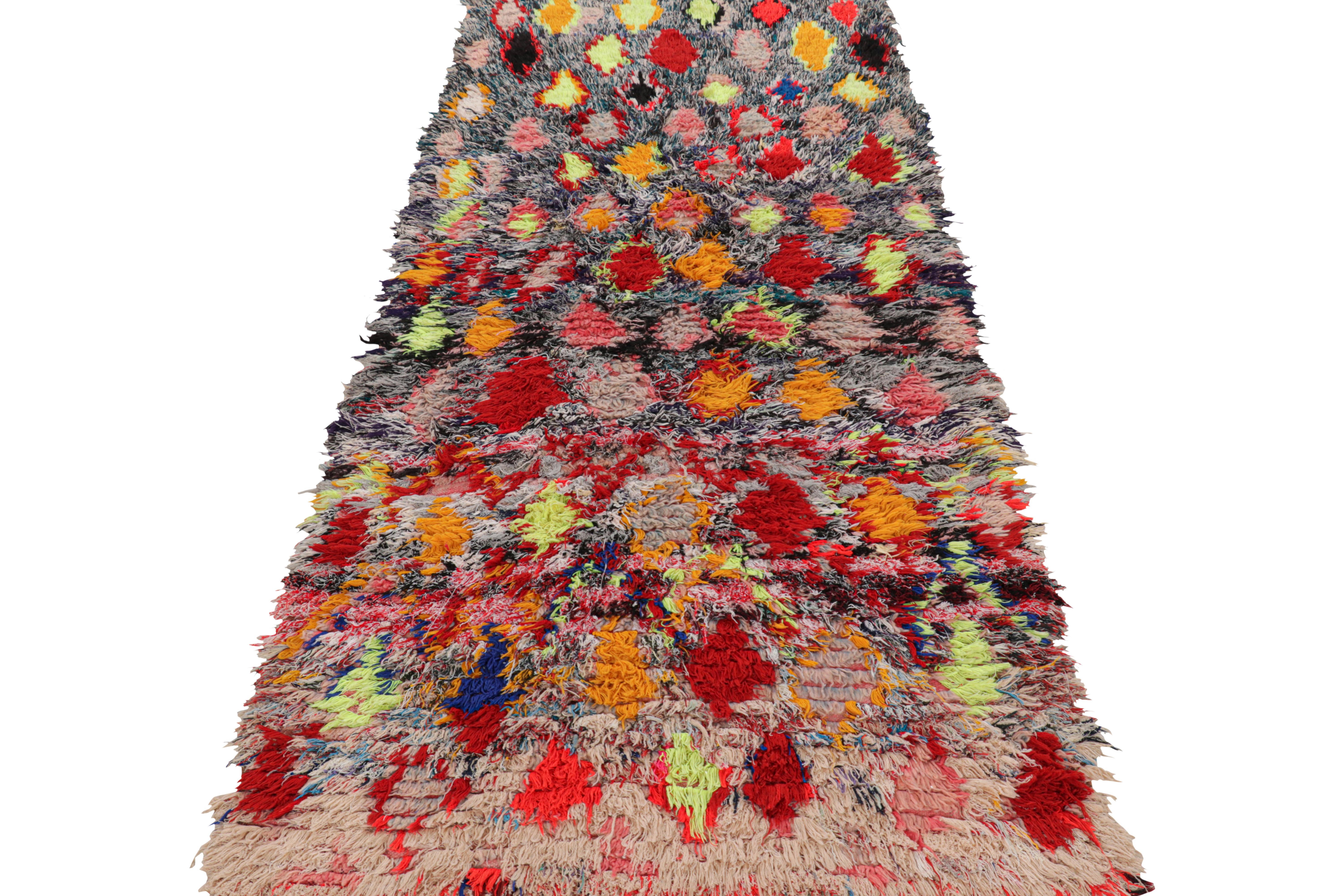 Marokkanischer Shag-Teppich mit bunten geometrischen Mustern, von Rug & Kilim (Mitte des 20. Jahrhunderts) im Angebot