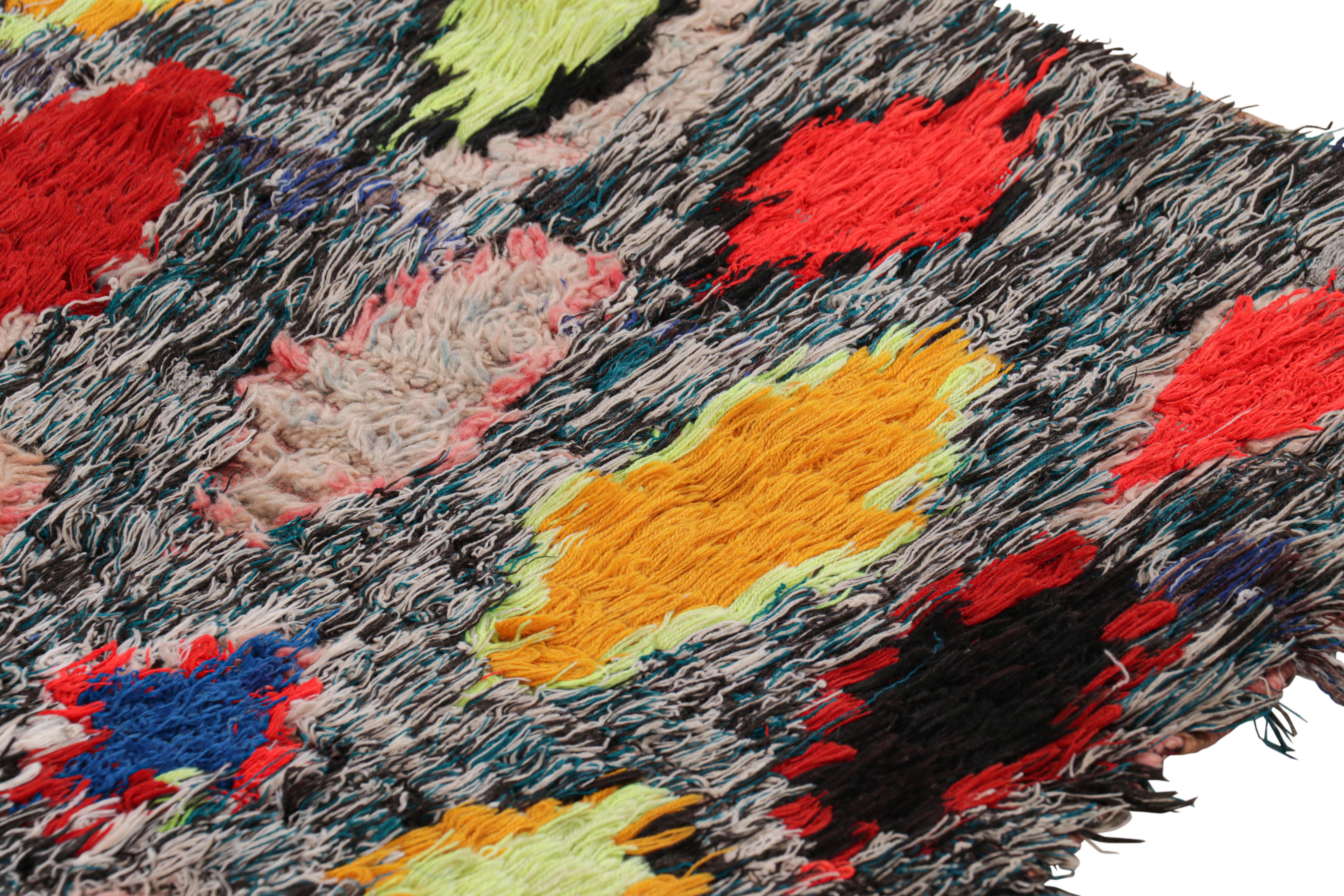 Marokkanischer Shag-Teppich mit bunten geometrischen Mustern, von Rug & Kilim (Wolle) im Angebot