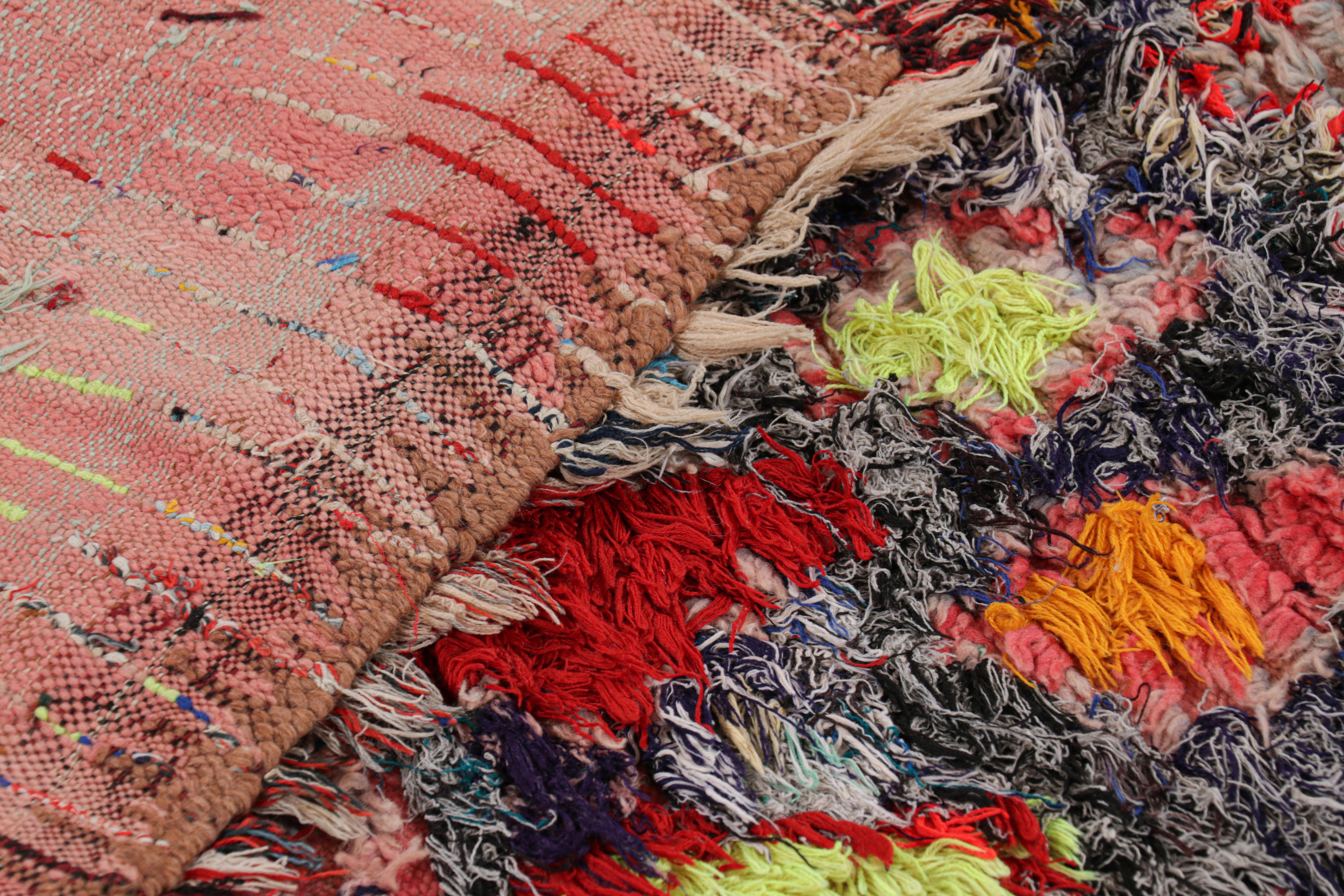 Marokkanischer Shag-Teppich mit bunten geometrischen Mustern, von Rug & Kilim im Angebot 1