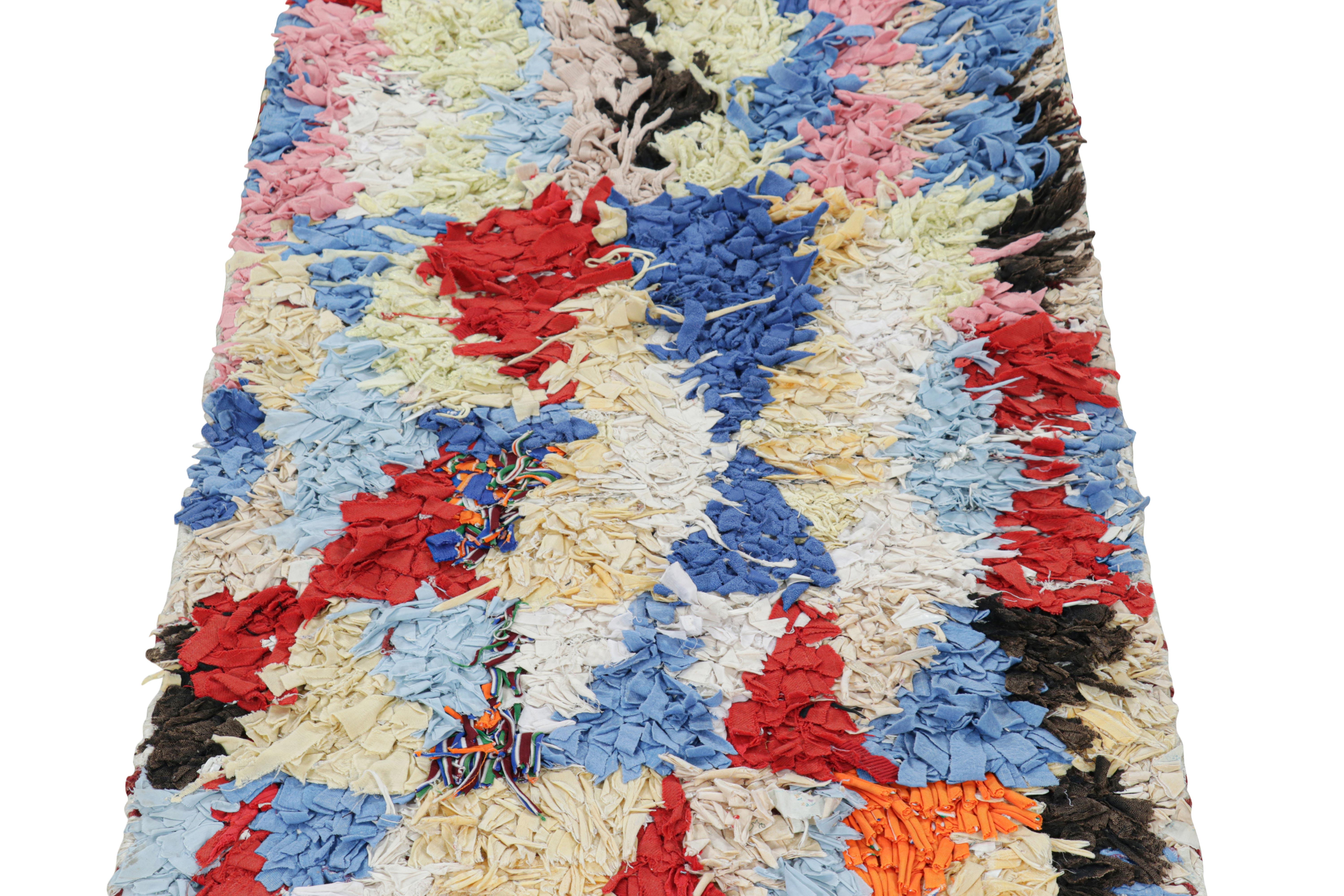Dieser handgeknüpfte Wollteppich aus Marokko (ca. 1950-1960) im Format 2x5 ist ein äußerst seltenes Stück, wie es nur wenige seiner Herkunft gibt. 

Über das Design: 

Bewunderer des Handwerks werden feststellen, dass dieses Stück im