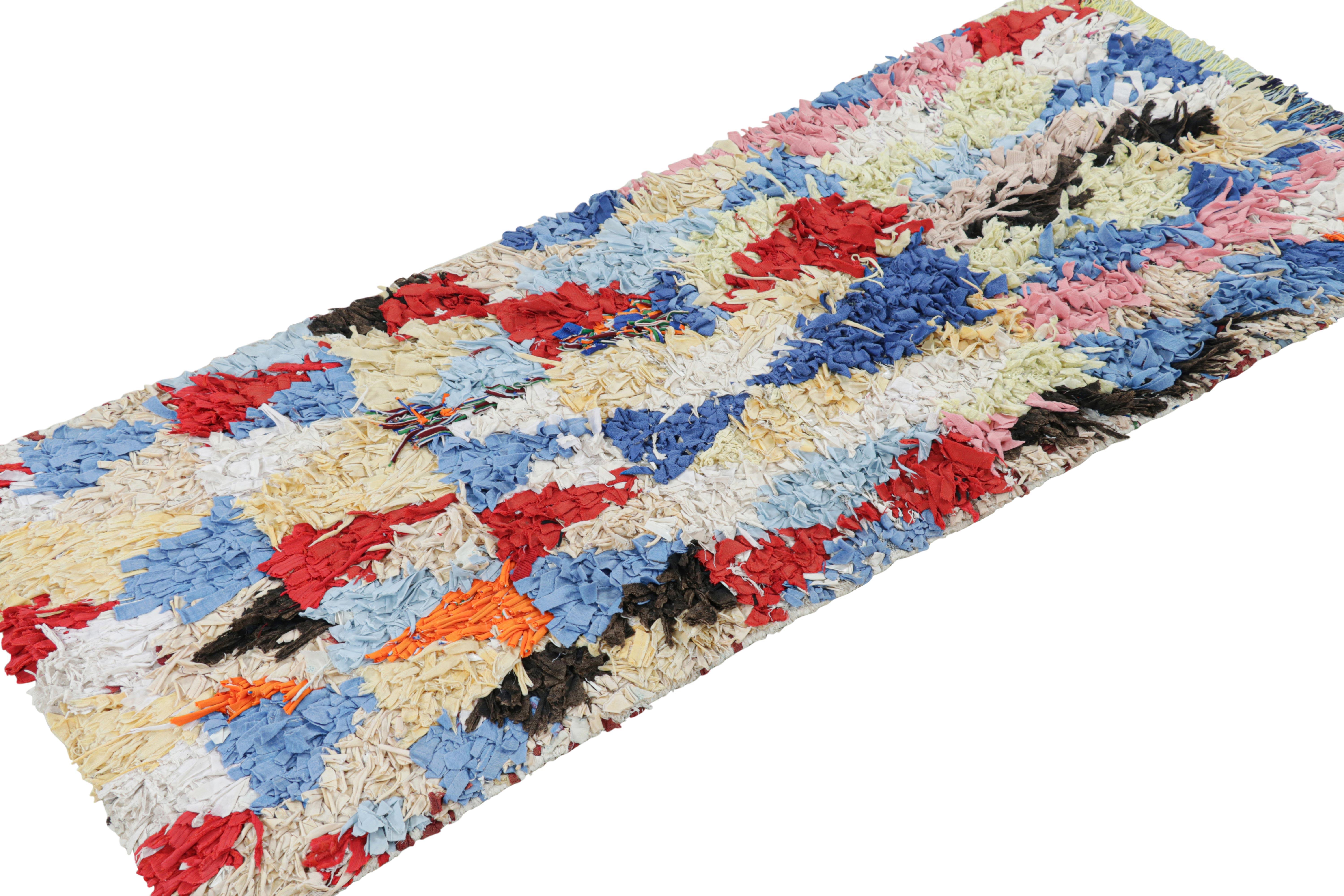 Vintage marokkanischer Shag-Läufer mit bunten geometrischen Mustern  Rug & Kilim (Handgeknüpft) im Angebot