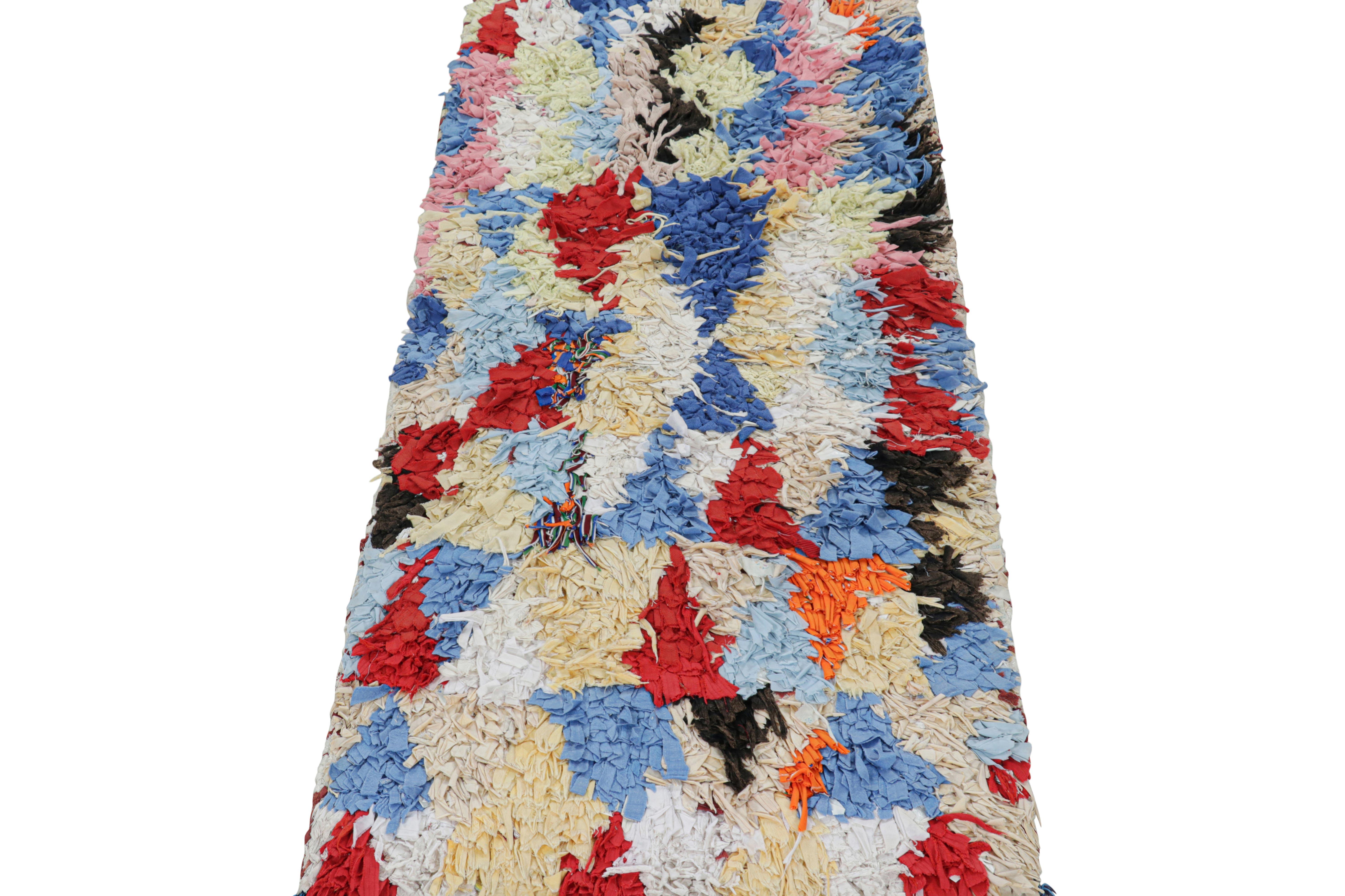 Vintage marokkanischer Shag-Läufer mit bunten geometrischen Mustern  Rug & Kilim im Zustand „Gut“ im Angebot in Long Island City, NY