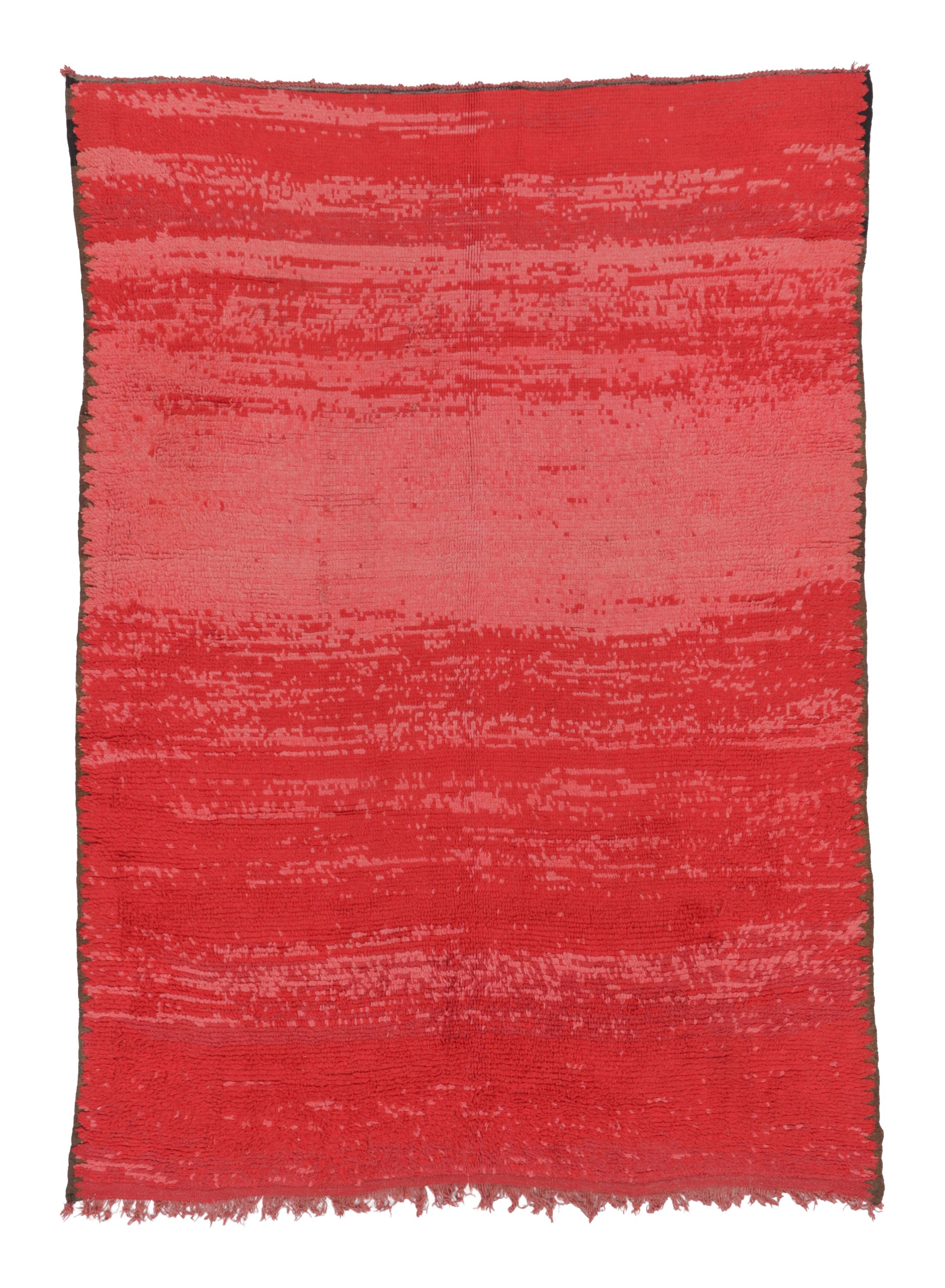 Tappeto marocchino vintage a tinta unita con vibranti tonalità rosse e rosa - Rug & Kilim