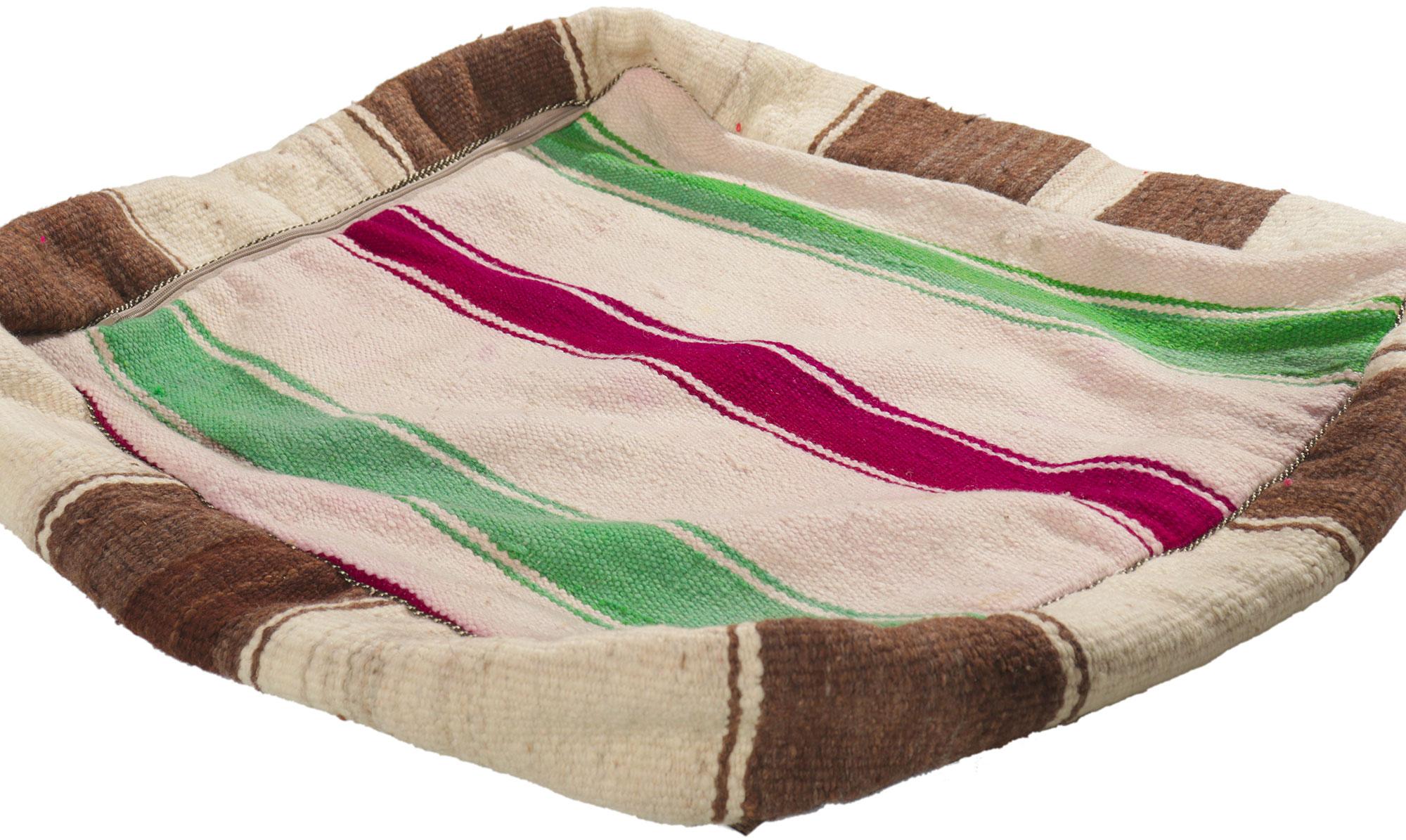 78440 Marokkanischer Vintage Kilim Pouf Ottoman, 01'11 x 02'00 x 00'07. Marokkanische Hocker aus alten marokkanischen Kilim-Teppichen sind einzigartige, handgefertigte Stücke, die die traditionelle marokkanische Handwerkskunst präsentieren. Diese