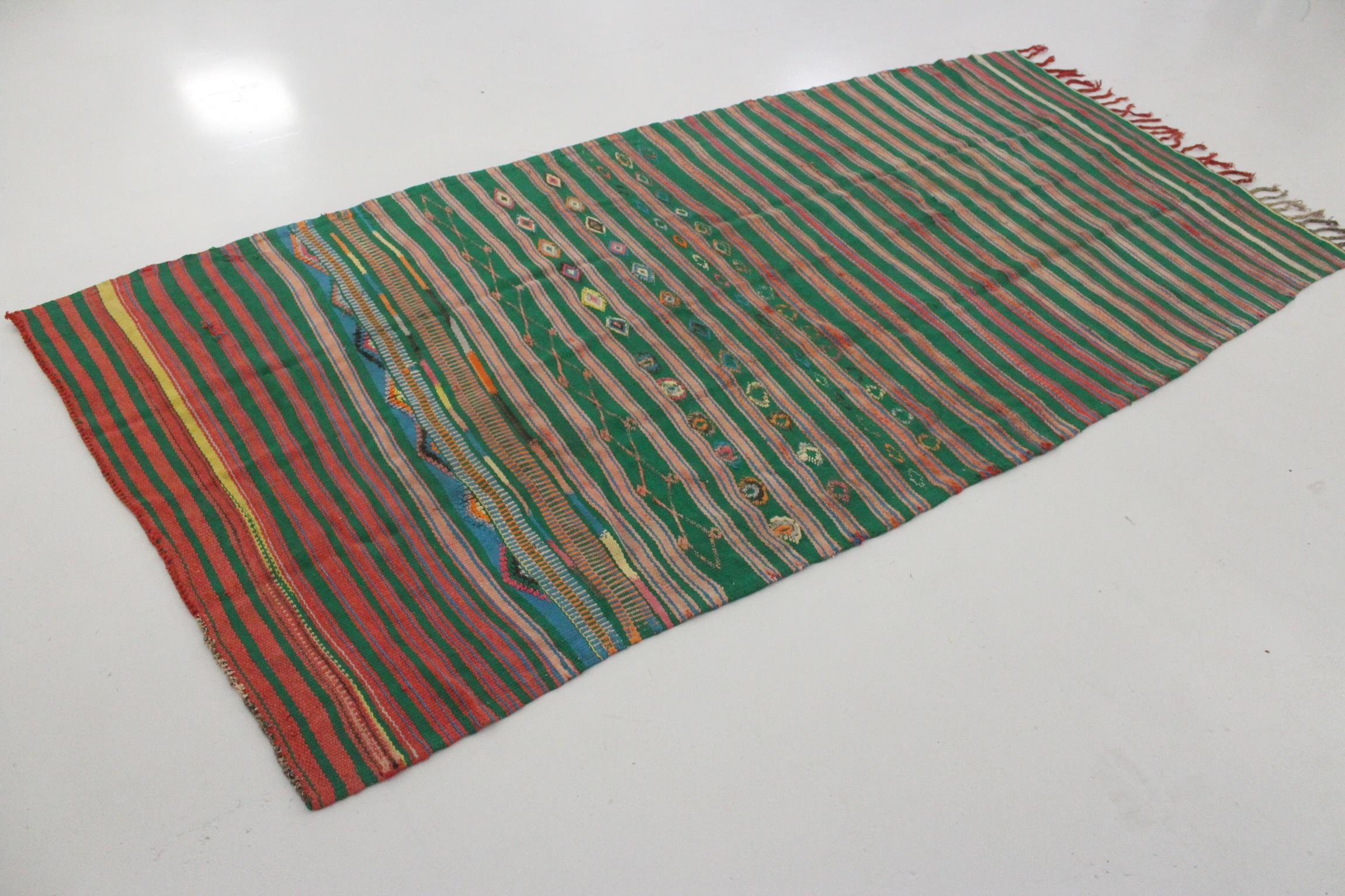 Marokkanischer gestreifter Kelim-Teppich im Vintage-Stil - Grün/Rosa/rot - 5.1x10.2feet / 157x312cm (Stammeskunst) im Angebot