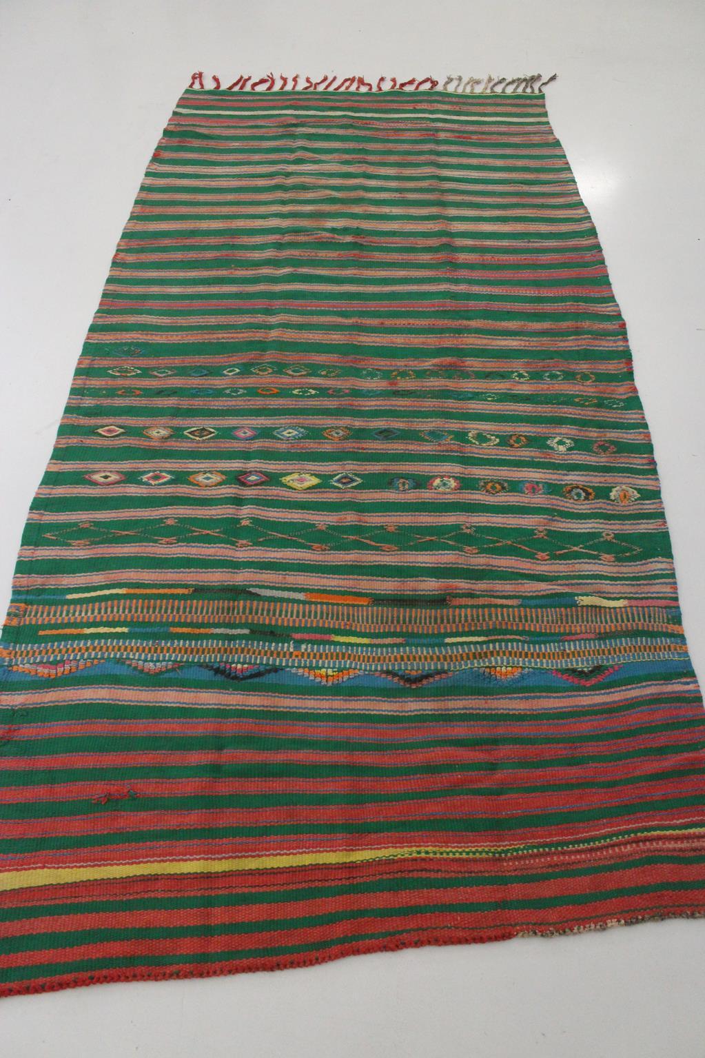 Marokkanischer gestreifter Kelim-Teppich im Vintage-Stil - Grün/Rosa/rot - 5.1x10.2feet / 157x312cm (Handgewebt) im Angebot