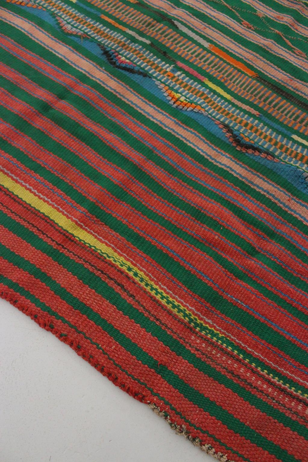 Vintage Moroccan striped kilim rug - Green/pink/red - 5.1x10.2feet / 157x312cm In Fair Condition For Sale In Marrakech, MA