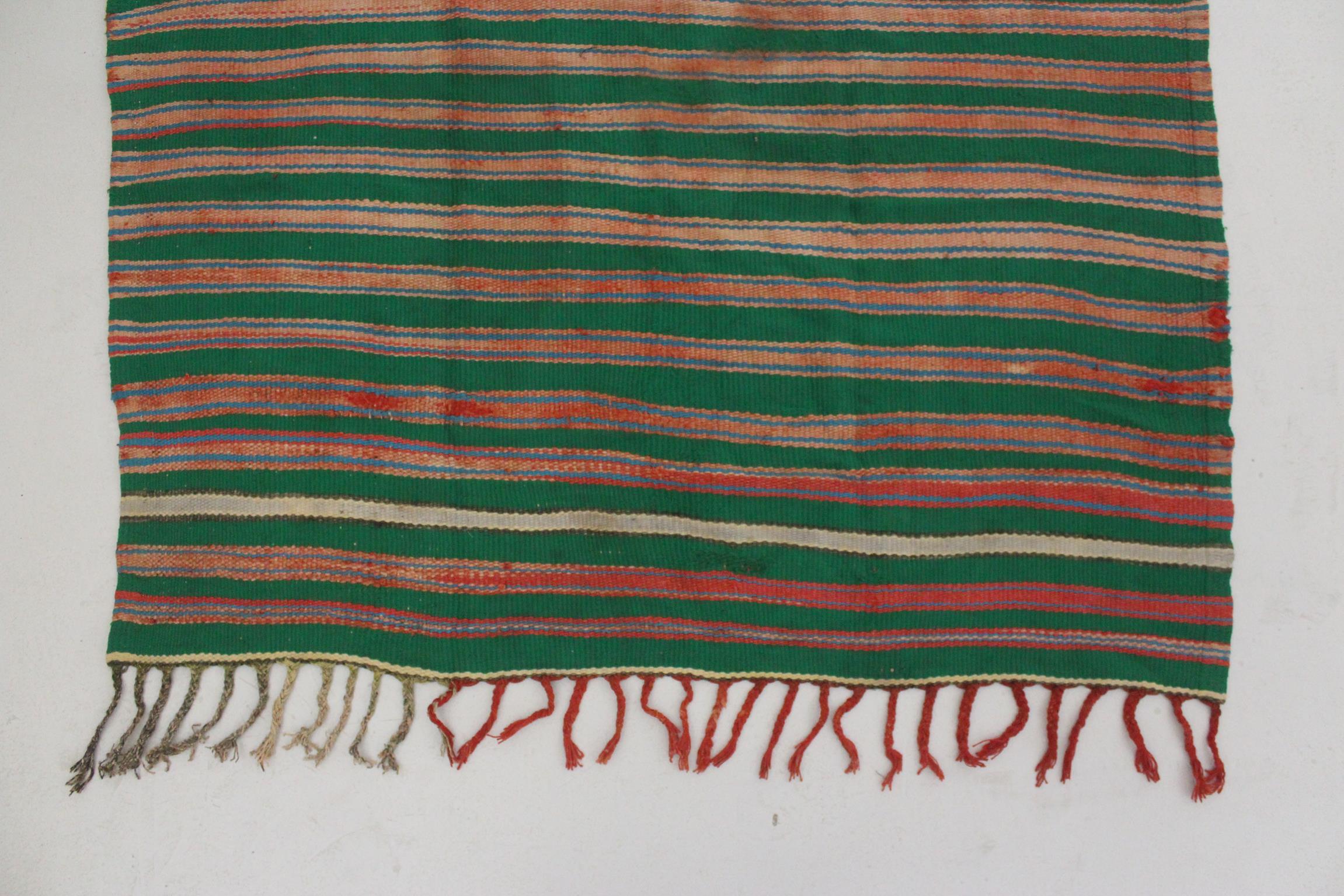 Marokkanischer gestreifter Kelim-Teppich im Vintage-Stil - Grün/Rosa/rot - 5.1x10.2feet / 157x312cm (20. Jahrhundert) im Angebot