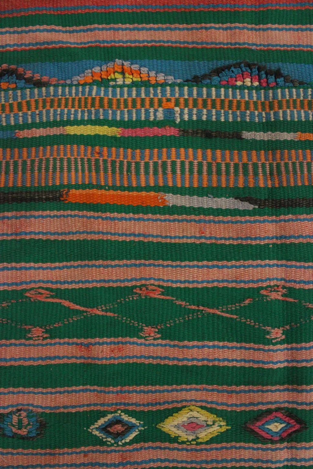 Marokkanischer gestreifter Kelim-Teppich im Vintage-Stil - Grün/Rosa/rot - 5.1x10.2feet / 157x312cm im Angebot 1