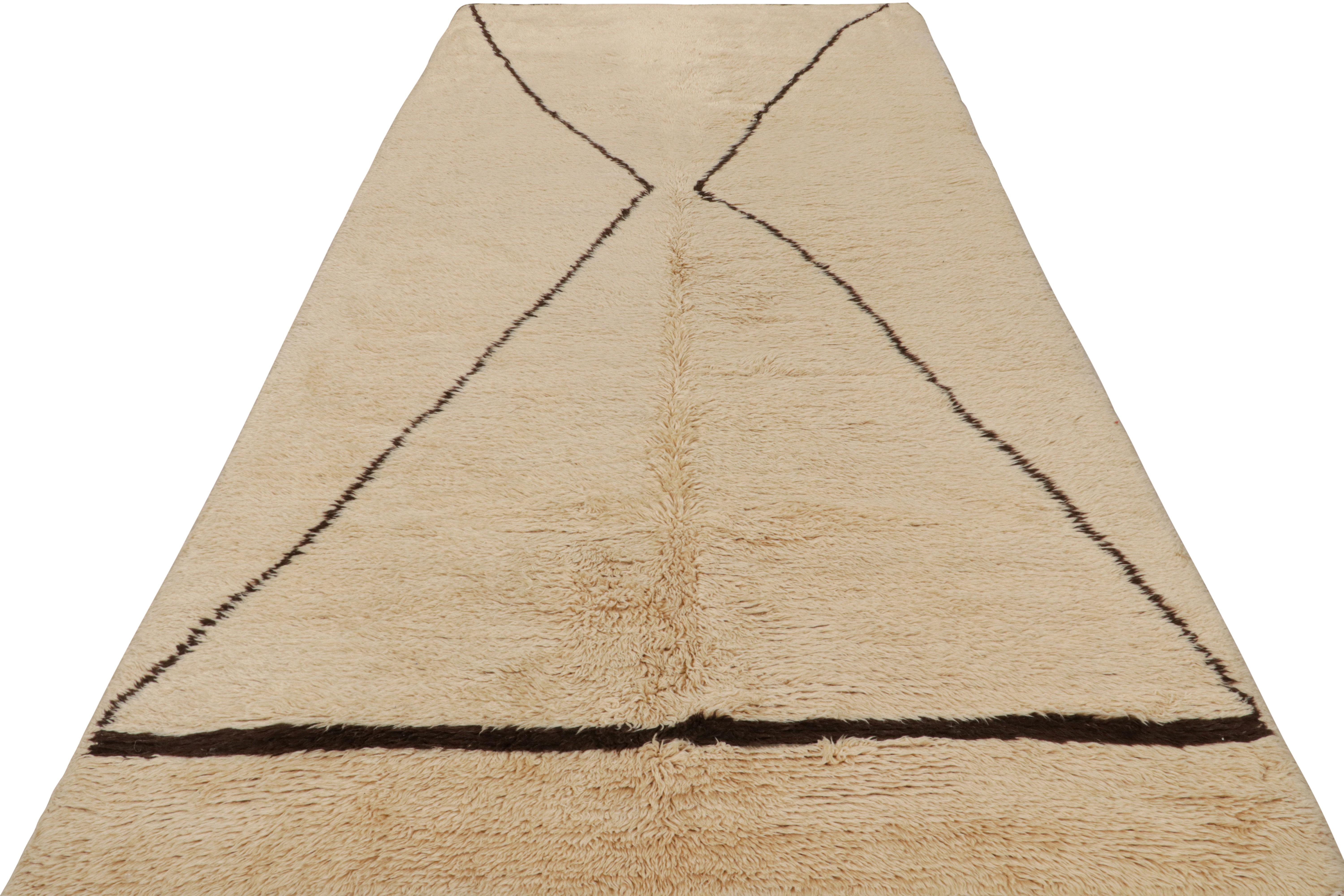 Geometrischer Läufer im marokkanischen Vintage-Stil in Beige, von Rug & Kilim (Marokkanisch) im Angebot