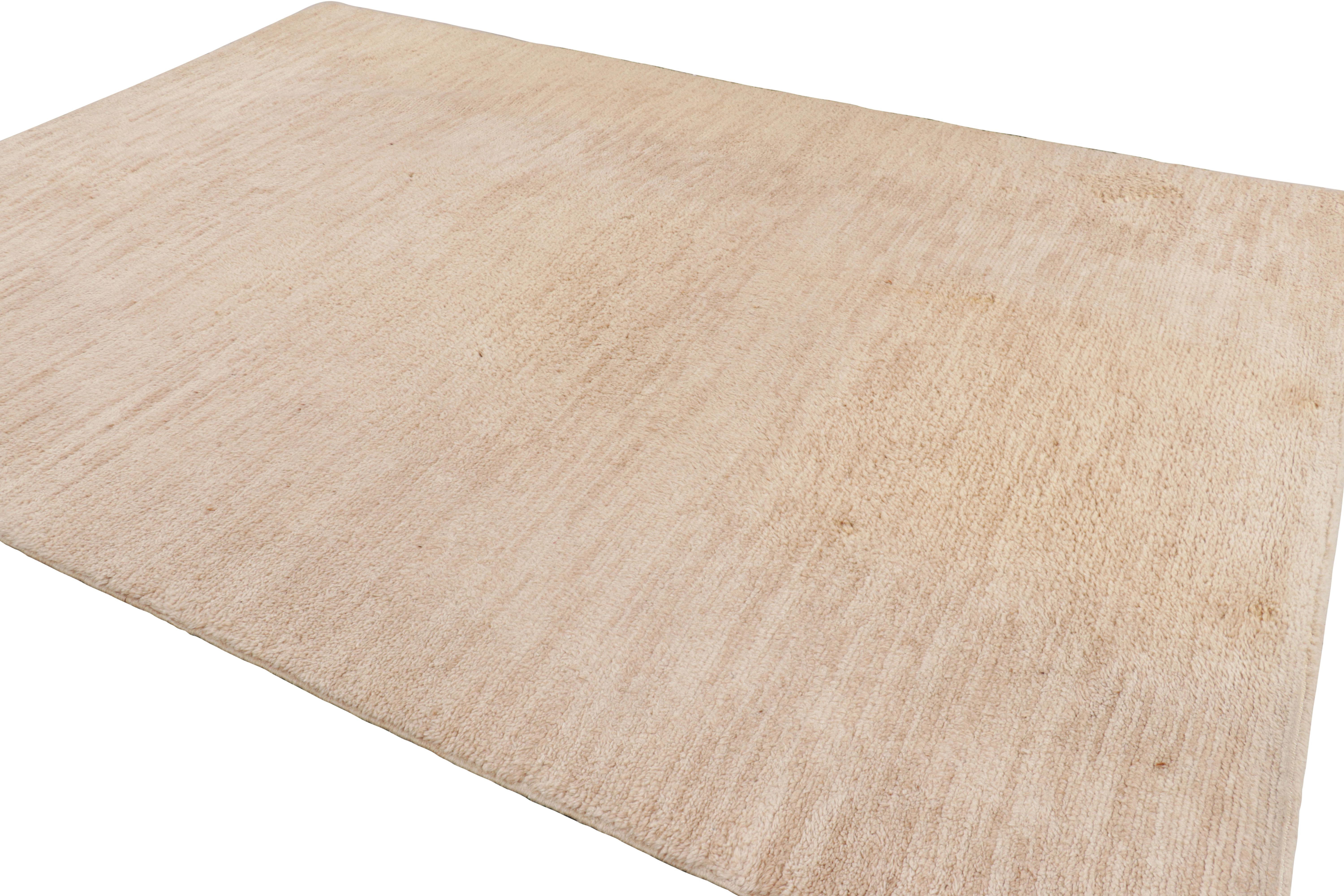 Mid-20th Century Vintage Moroccan Style Rug in Beige and Cream Tones - Rug & Kilim For Sale