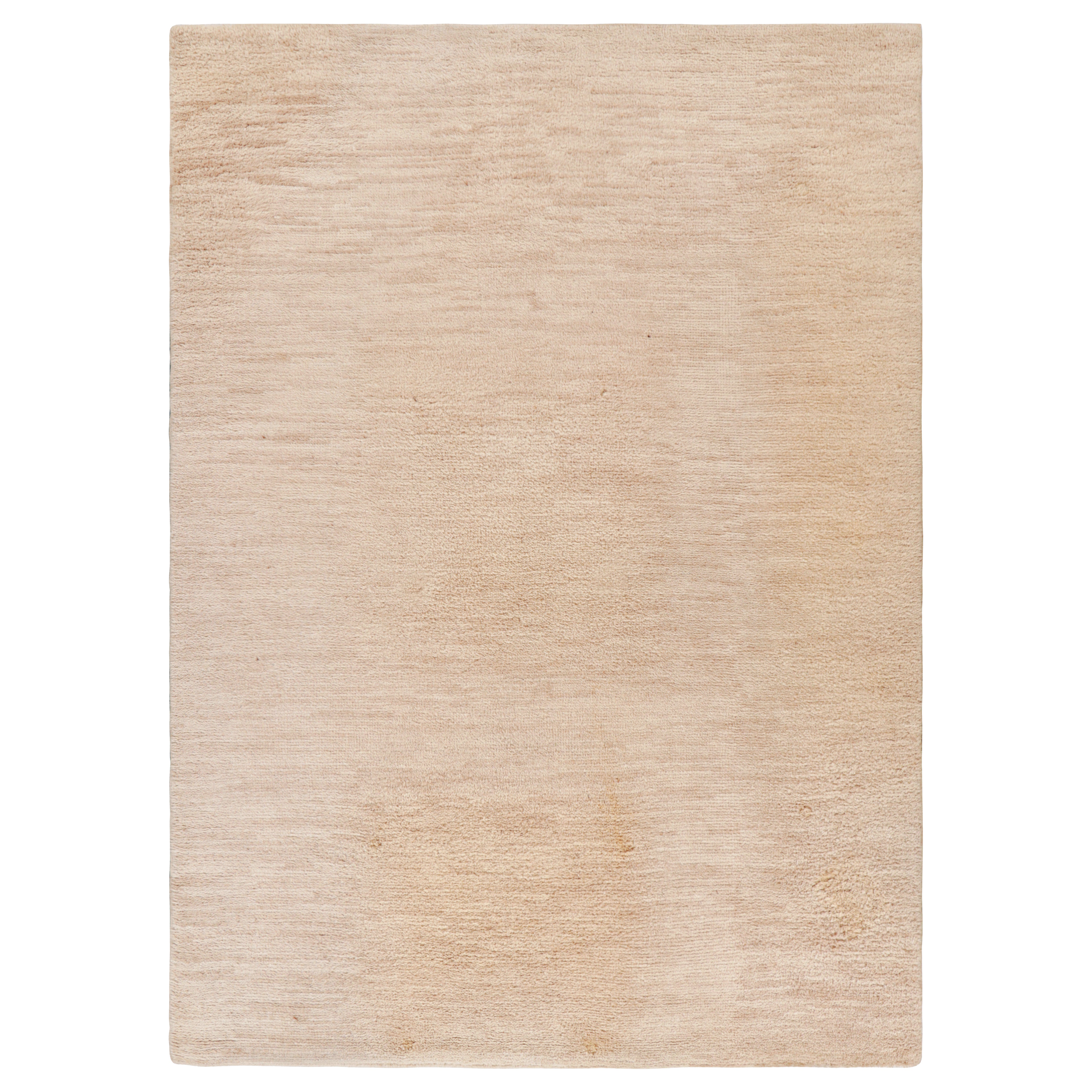 Tapis vintage de style marocain dans les tons beige et crème - Rug & Kilim en vente