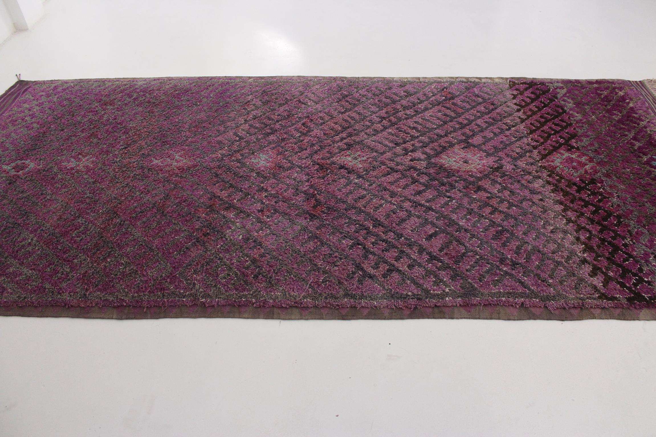 Tribal Tapis Talsint marocain vintage - violet - 6,5 x 14,5 pieds / 200 x442 cm en vente