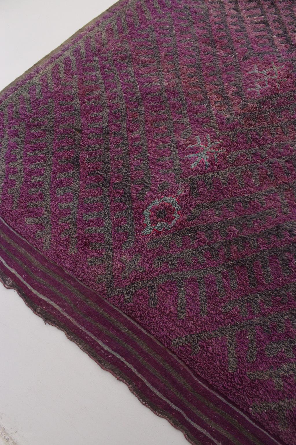 Tissé à la main Tapis Talsint marocain vintage - violet - 6,5 x 14,5 pieds / 200 x442 cm en vente