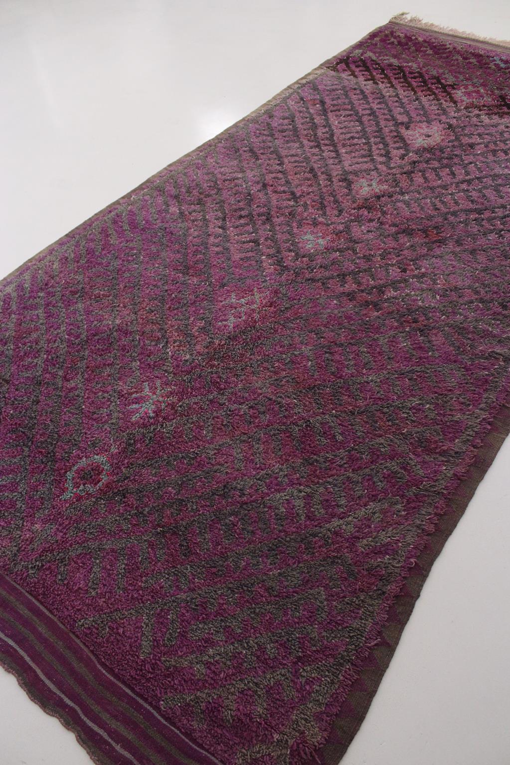 Tapis Talsint marocain vintage - violet - 6,5 x 14,5 pieds / 200 x442 cm Bon état - En vente à Marrakech, MA