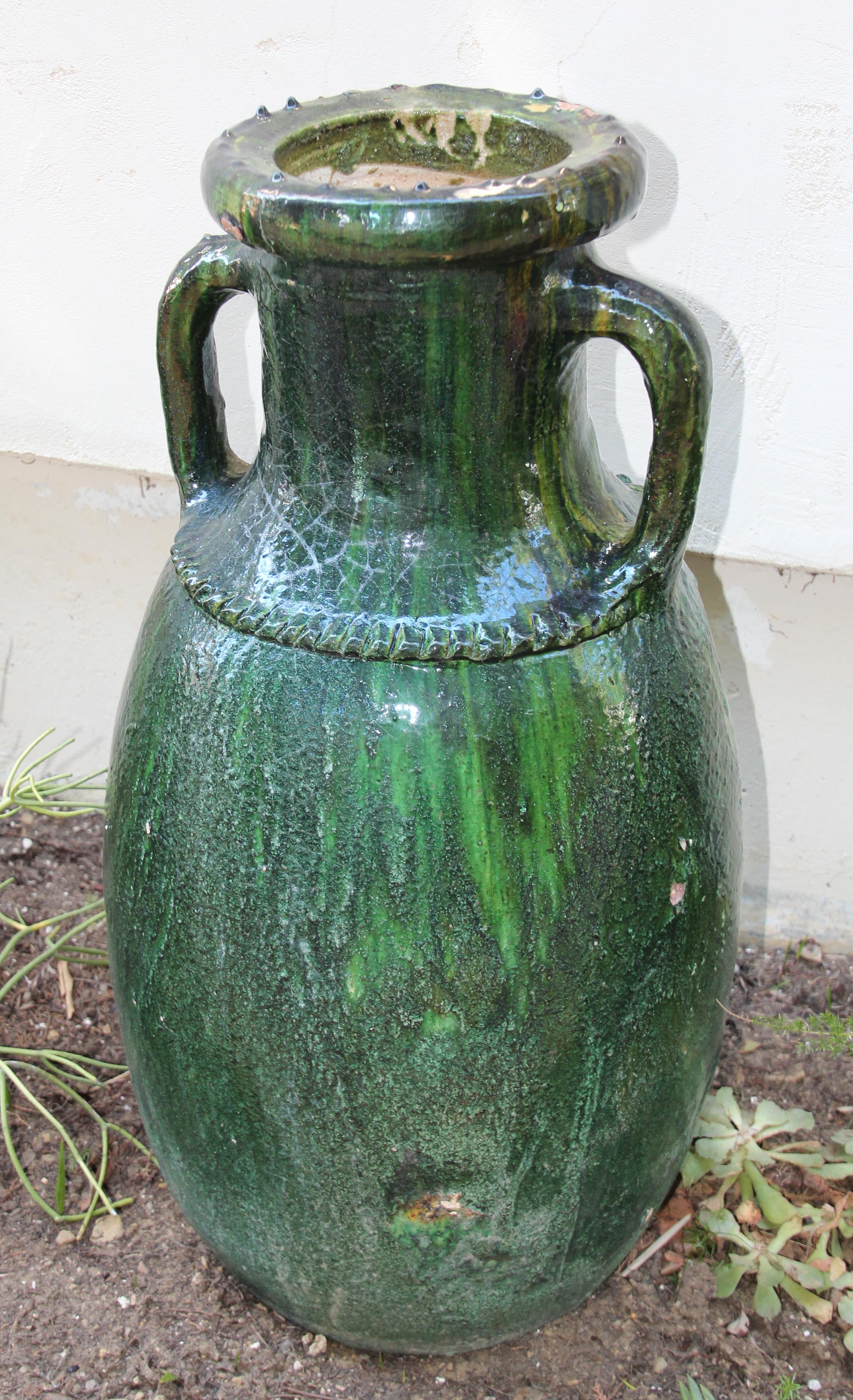 Moroccan Tamgroute vintage, 1960's green olive jar with handles, or planter.
Handcrafted by the Berber people in Tamgroute Morocco.
Great glazed earthenware with different hues of green and black.
A pair is available, slightly different