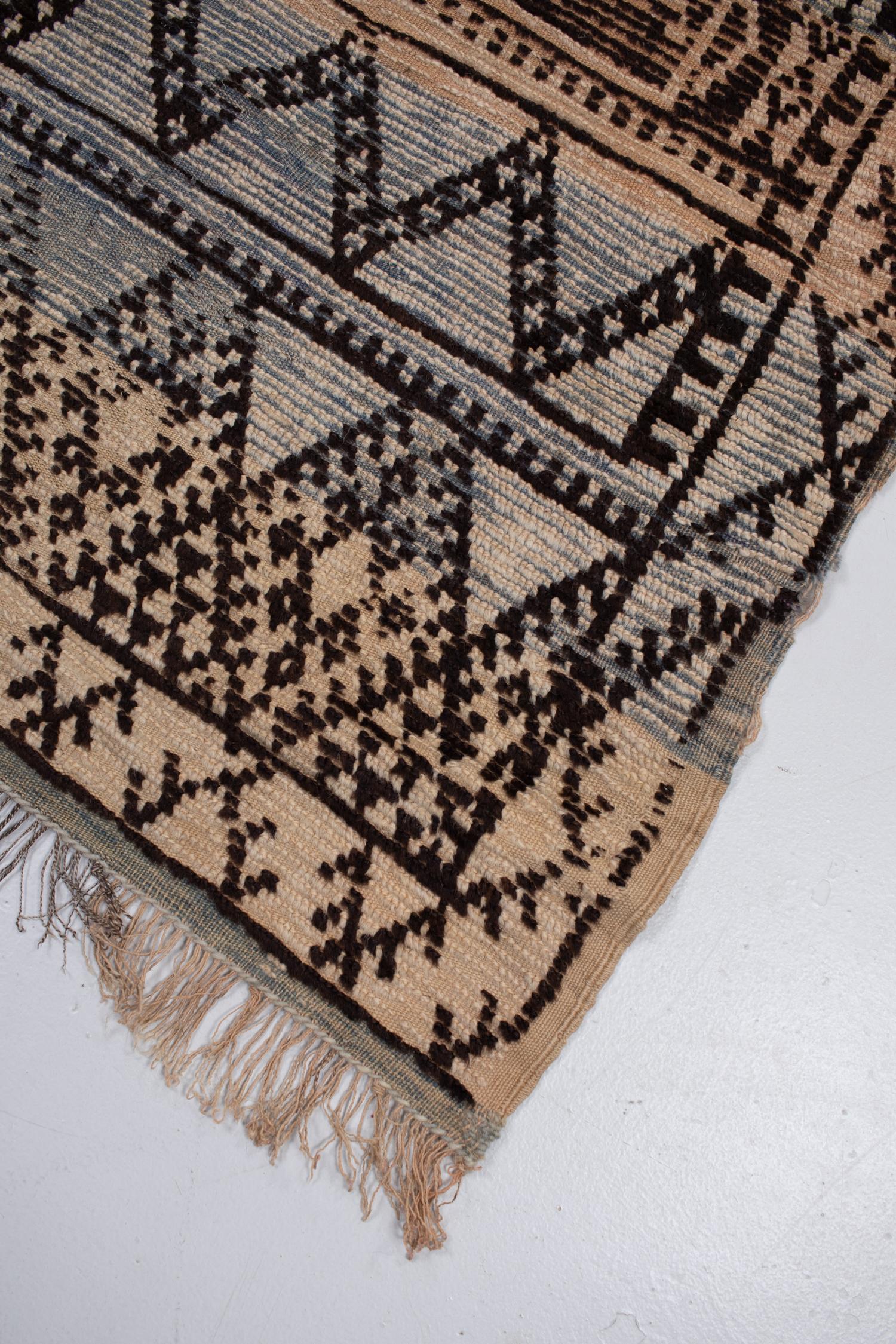Vintage Moroccan Taznakht Gallery Rug In Good Condition For Sale In West Palm Beach, FL