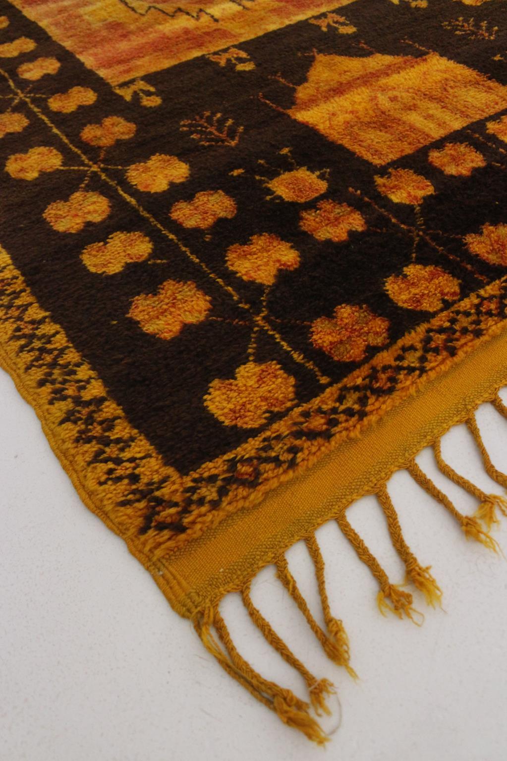 Vintage Moroccan Taznakht rug - Black/orange/yellow - 4.5x7.2feet / 137x220cm For Sale 5
