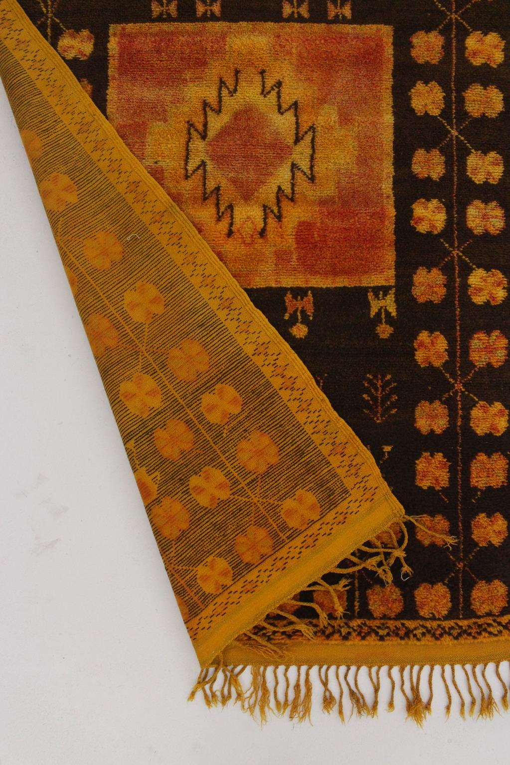 Vintage Moroccan Taznakht rug - Black/orange/yellow - 4.5x7.2feet / 137x220cm For Sale 6
