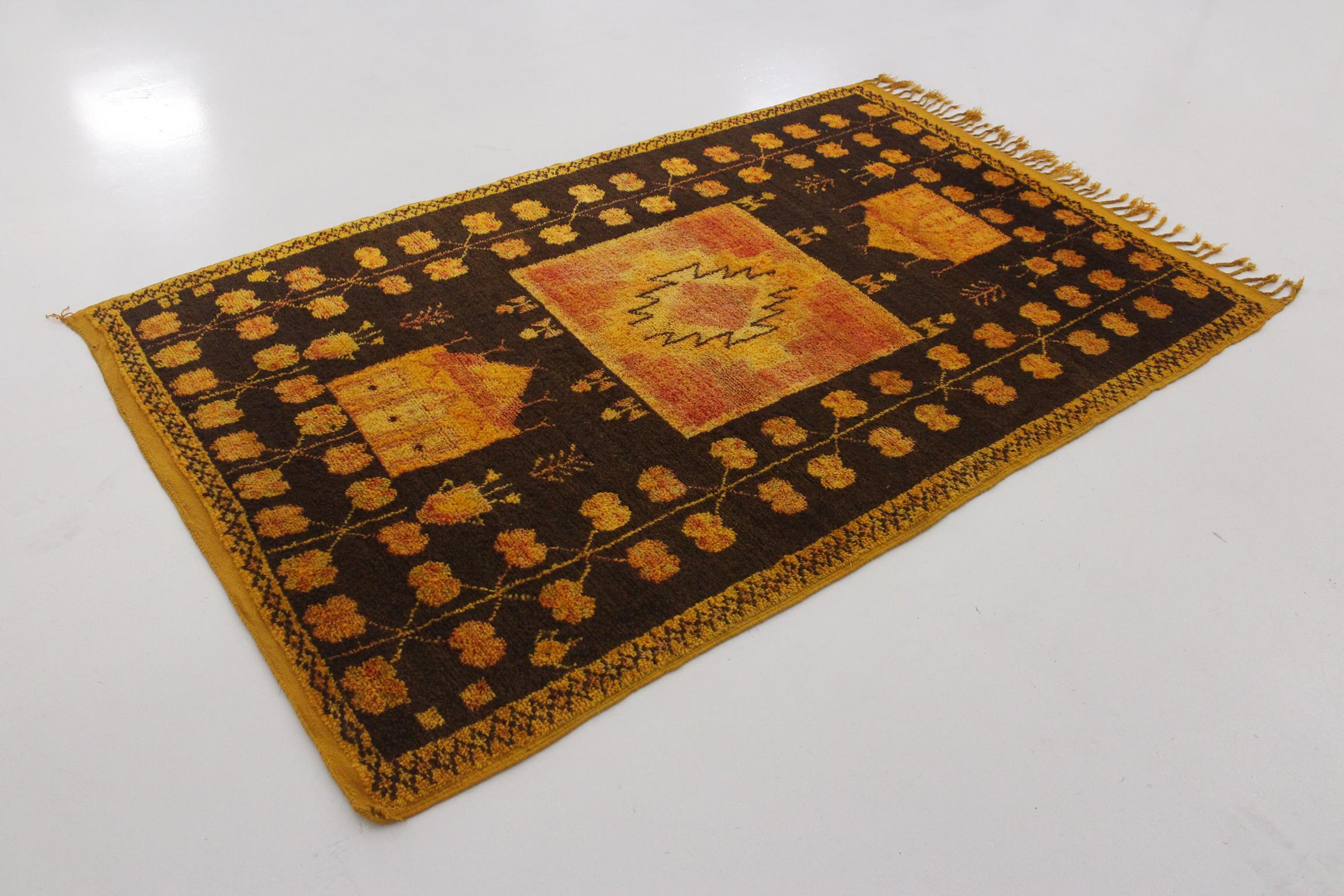 Vintage Moroccan Taznakht rug - Black/orange/yellow - 4.5x7.2feet / 137x220cm In Good Condition For Sale In Marrakech, MA
