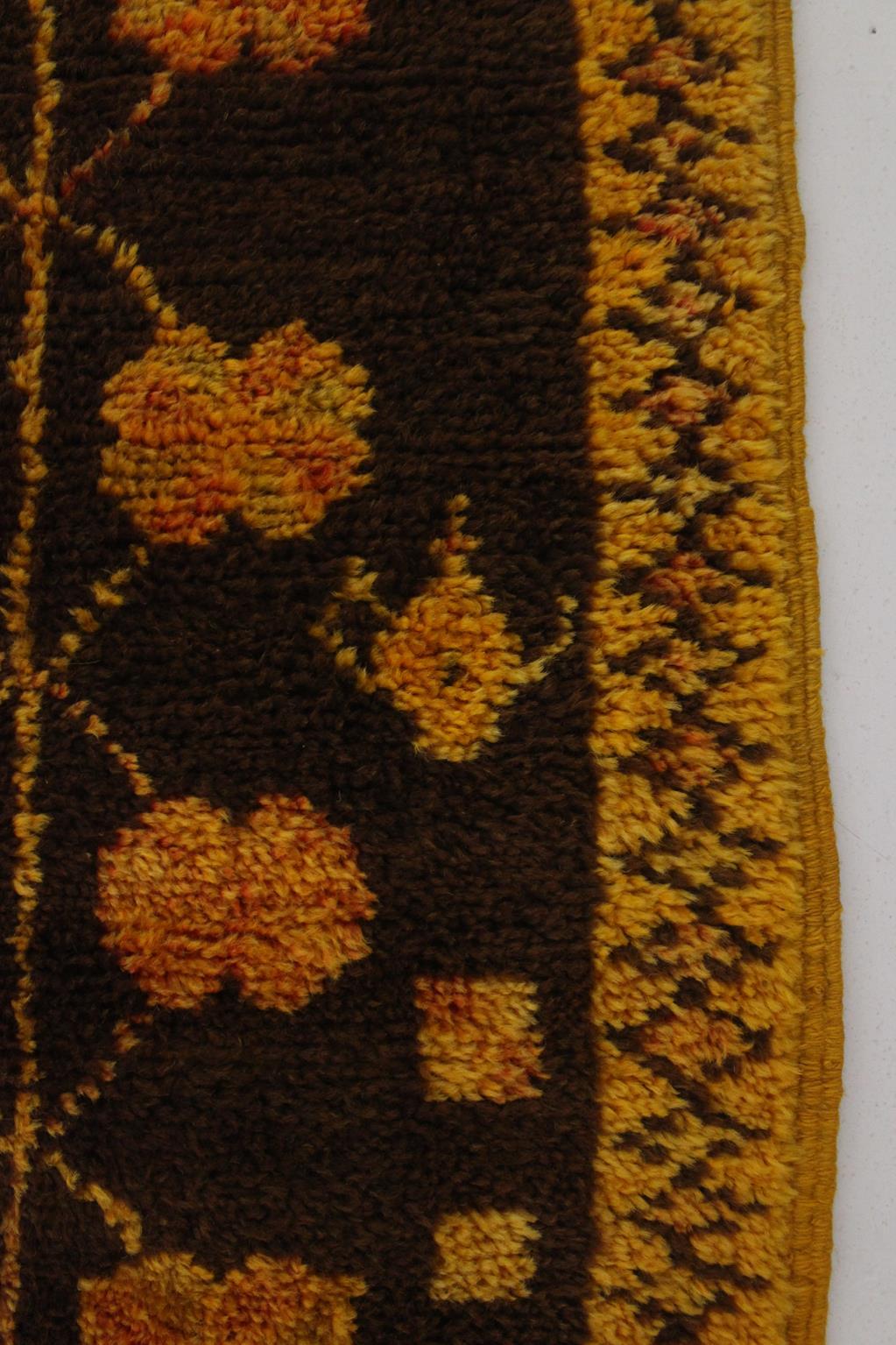 Vintage marokkanischen Taznakht Teppich - Schwarz/Orange/Gelb - 4.5x7.2feet / 137x220cm (20. Jahrhundert) im Angebot