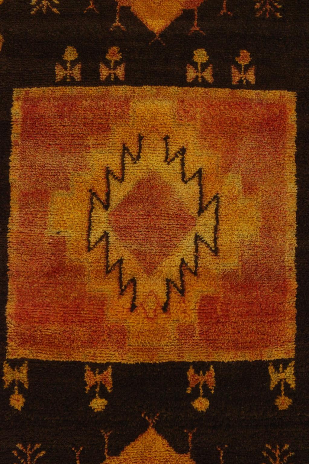 Vintage marokkanischen Taznakht Teppich - Schwarz/Orange/Gelb - 4.5x7.2feet / 137x220cm im Angebot 1