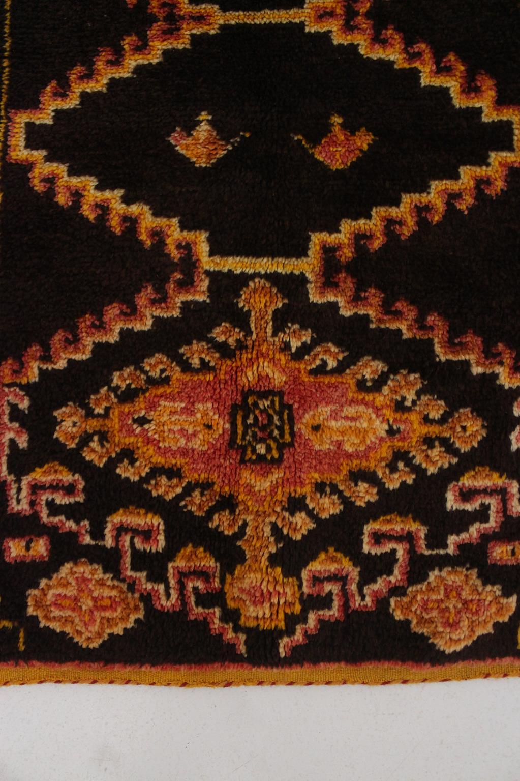 Vintage Moroccan Taznakht rug - Black/yellow - 3.3x6.4feet / 100x195cm For Sale 6