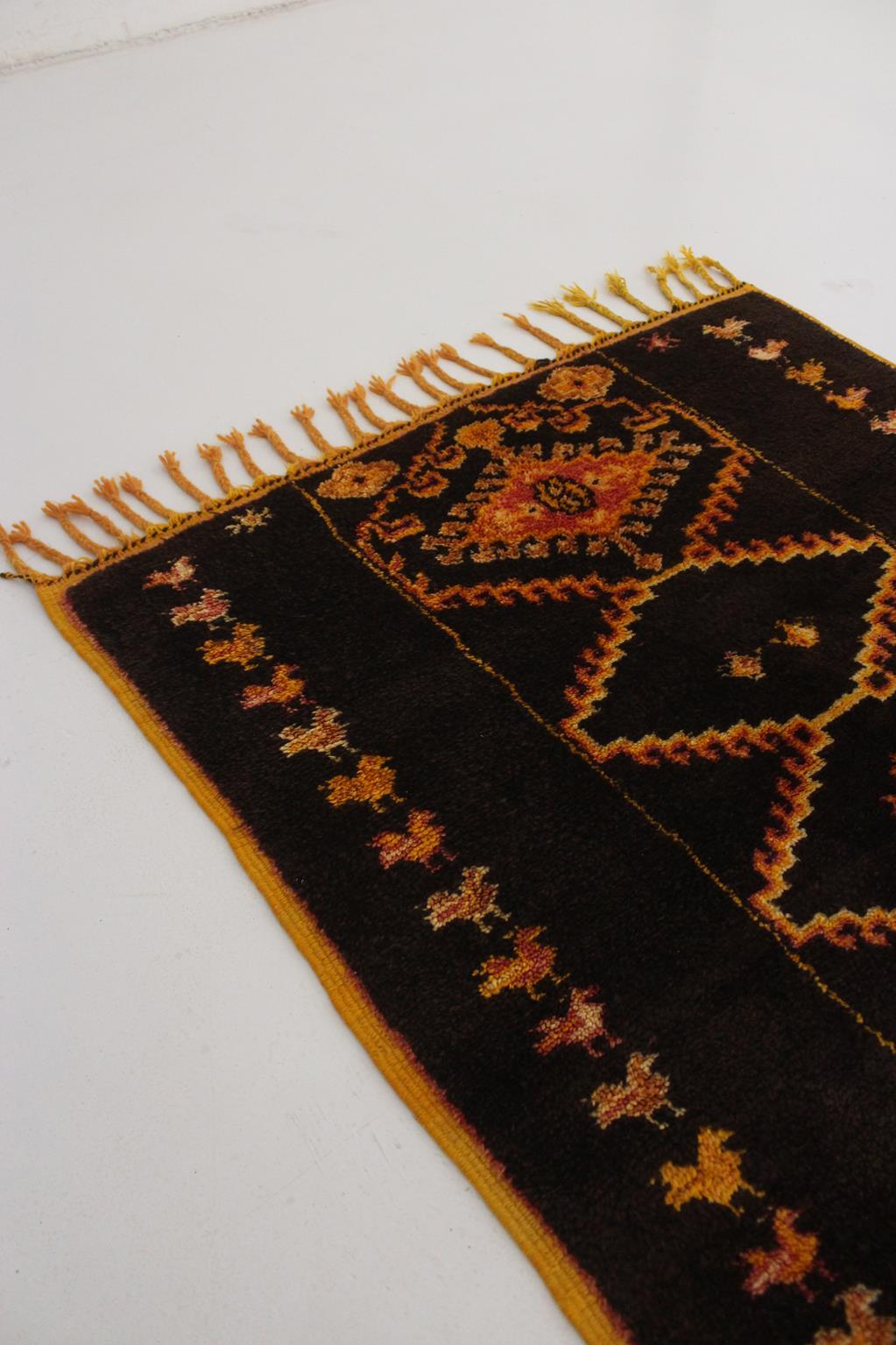 Vintage Moroccan Taznakht rug - Black/yellow - 3.3x6.4feet / 100x195cm For Sale 7