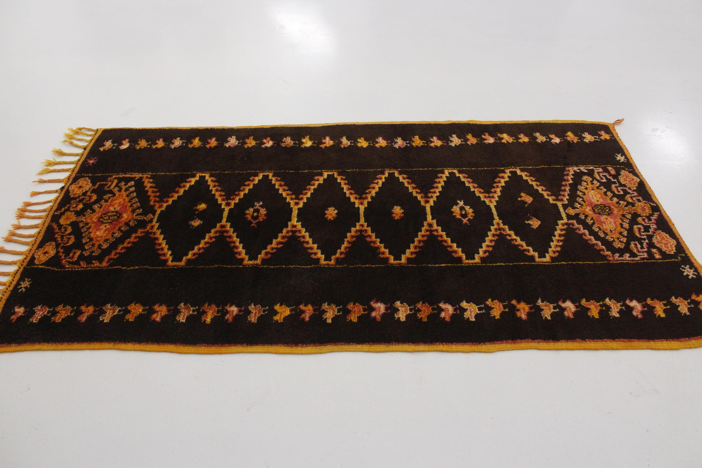 Vintage Moroccan Taznakht rug - Black/yellow - 3.3x6.4feet / 100x195cm In Good Condition For Sale In Marrakech, MA