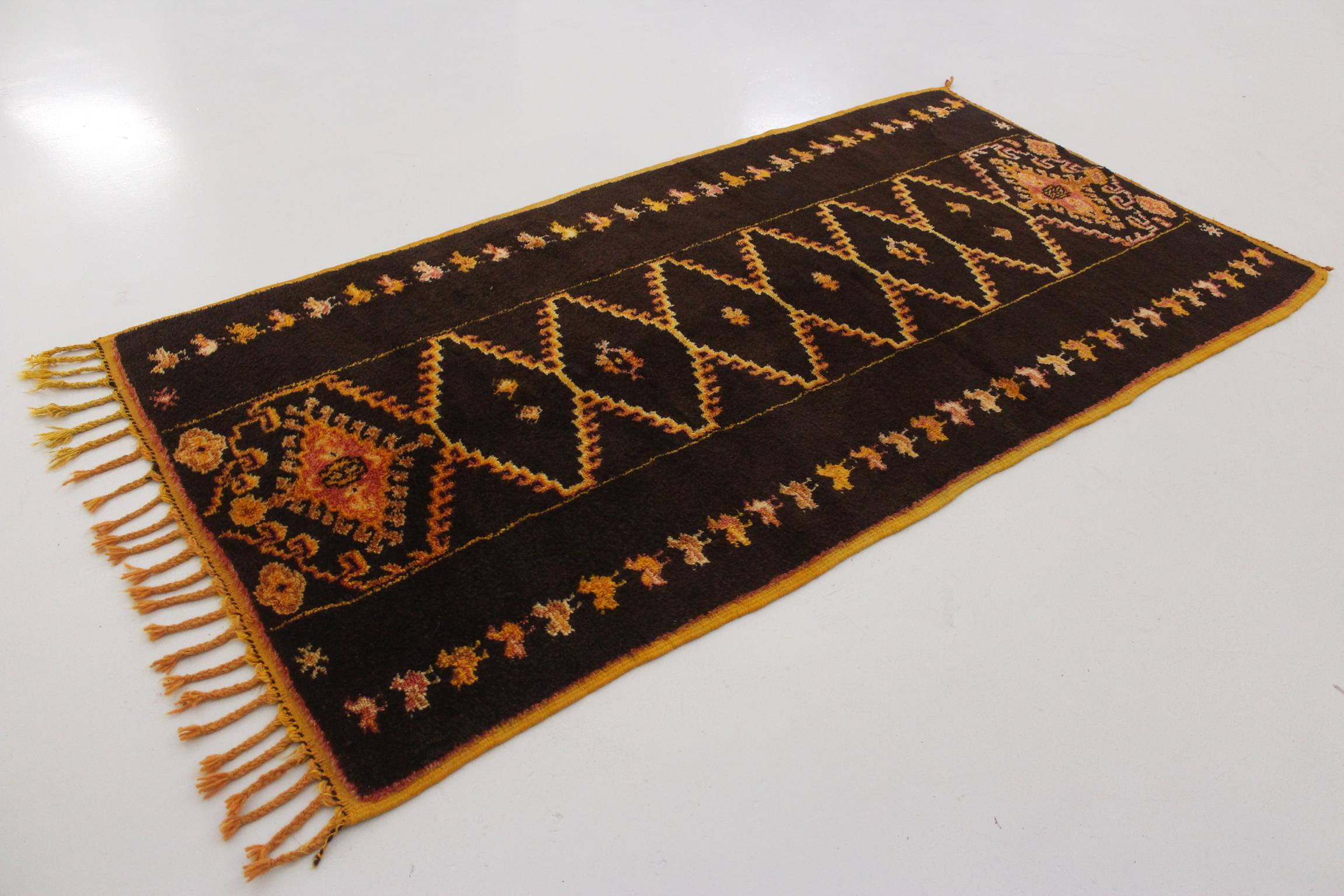 20th Century Vintage Moroccan Taznakht rug - Black/yellow - 3.3x6.4feet / 100x195cm For Sale