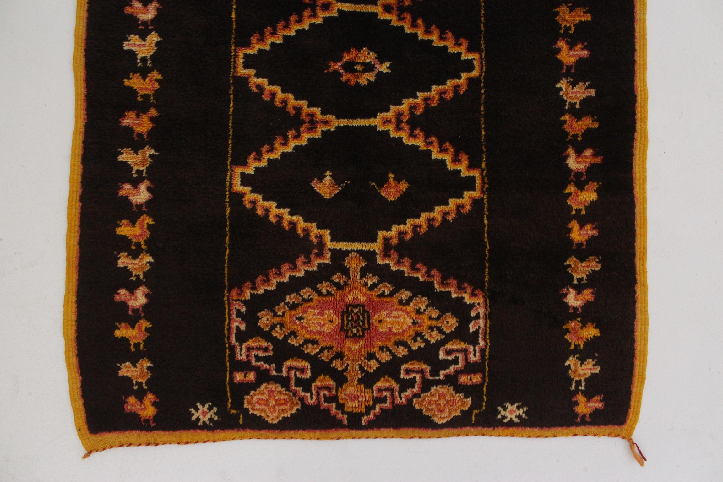 Wool Vintage Moroccan Taznakht rug - Black/yellow - 3.3x6.4feet / 100x195cm For Sale