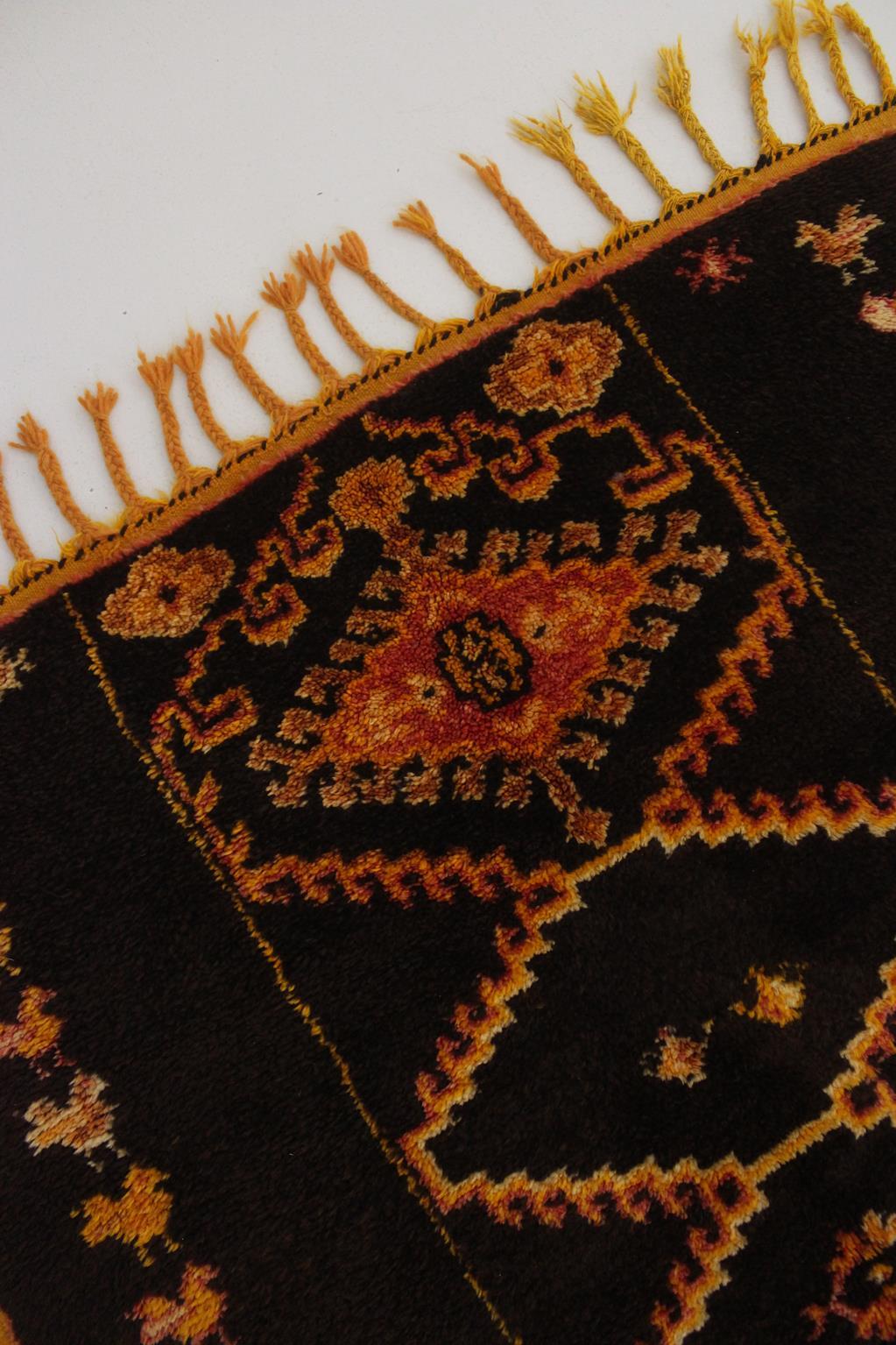 Vintage Moroccan Taznakht rug - Black/yellow - 3.3x6.4feet / 100x195cm For Sale 3