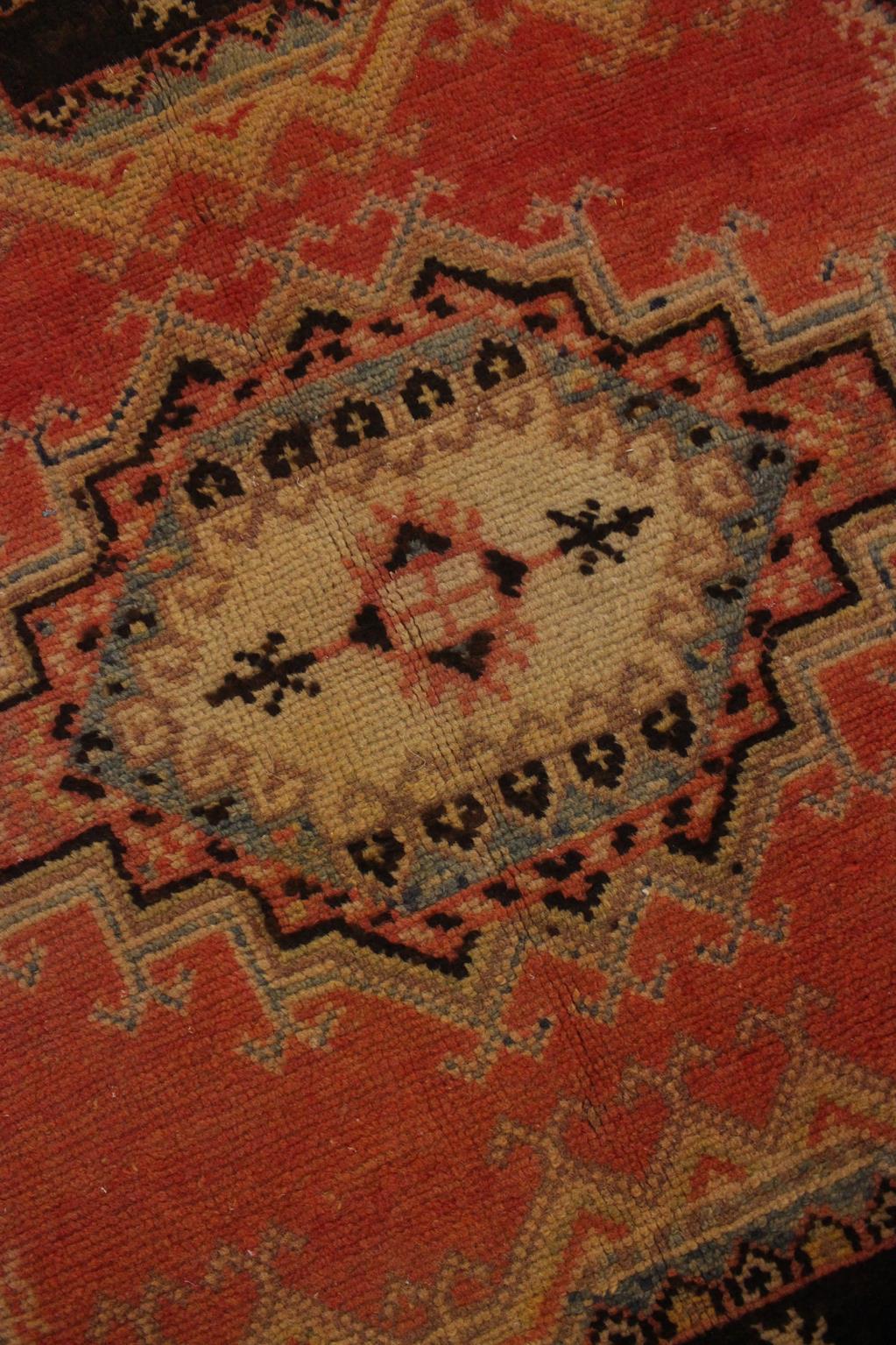 Tapis marocain vintage Taznakht - Orange sanguine/noir - 3.2x5.8feet / 100x178cm en vente 1