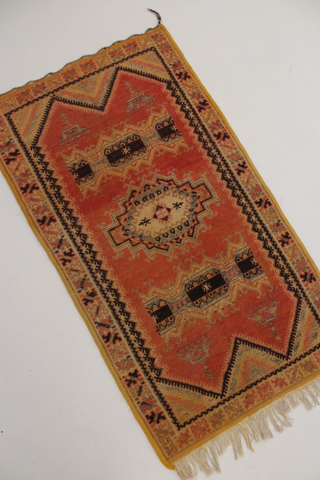 Tapis marocain vintage Taznakht - Orange sanguine/noir - 3.2x5.8feet / 100x178cm en vente 2
