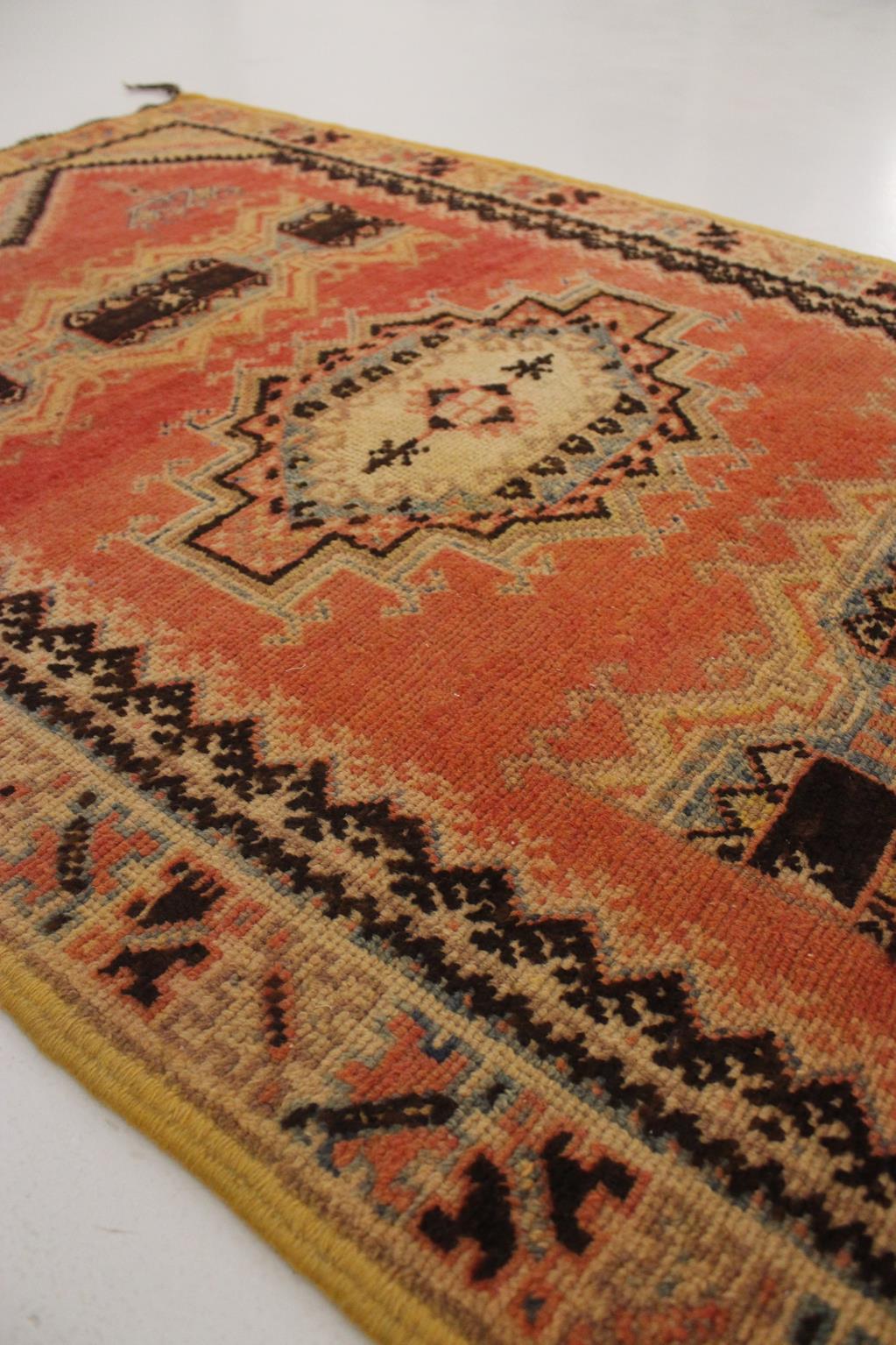 Tapis marocain vintage Taznakht - Orange sanguine/noir - 3.2x5.8feet / 100x178cm en vente 3