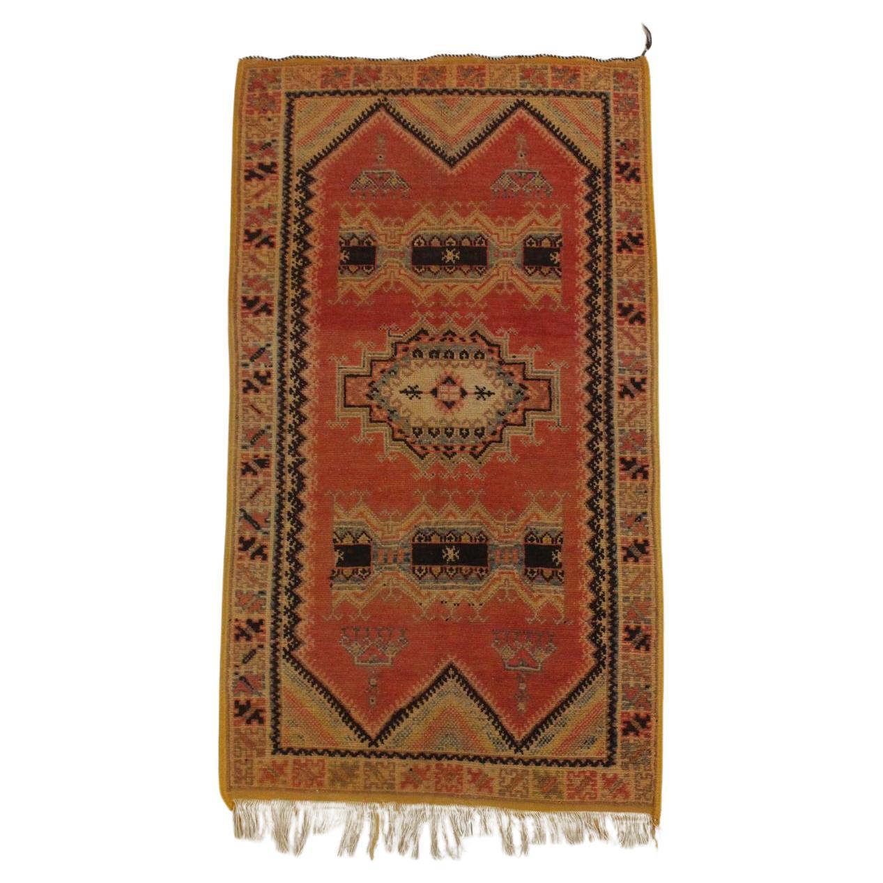 Ce joli tapis vintage a été entièrement réalisé à la main par une femme tisserande de la tribu Tribe Rugs, dans le sud du Maroc, en utilisant toujours les techniques traditionnelles. Sa petite taille en fait un tapis polyvalent parfait que vous