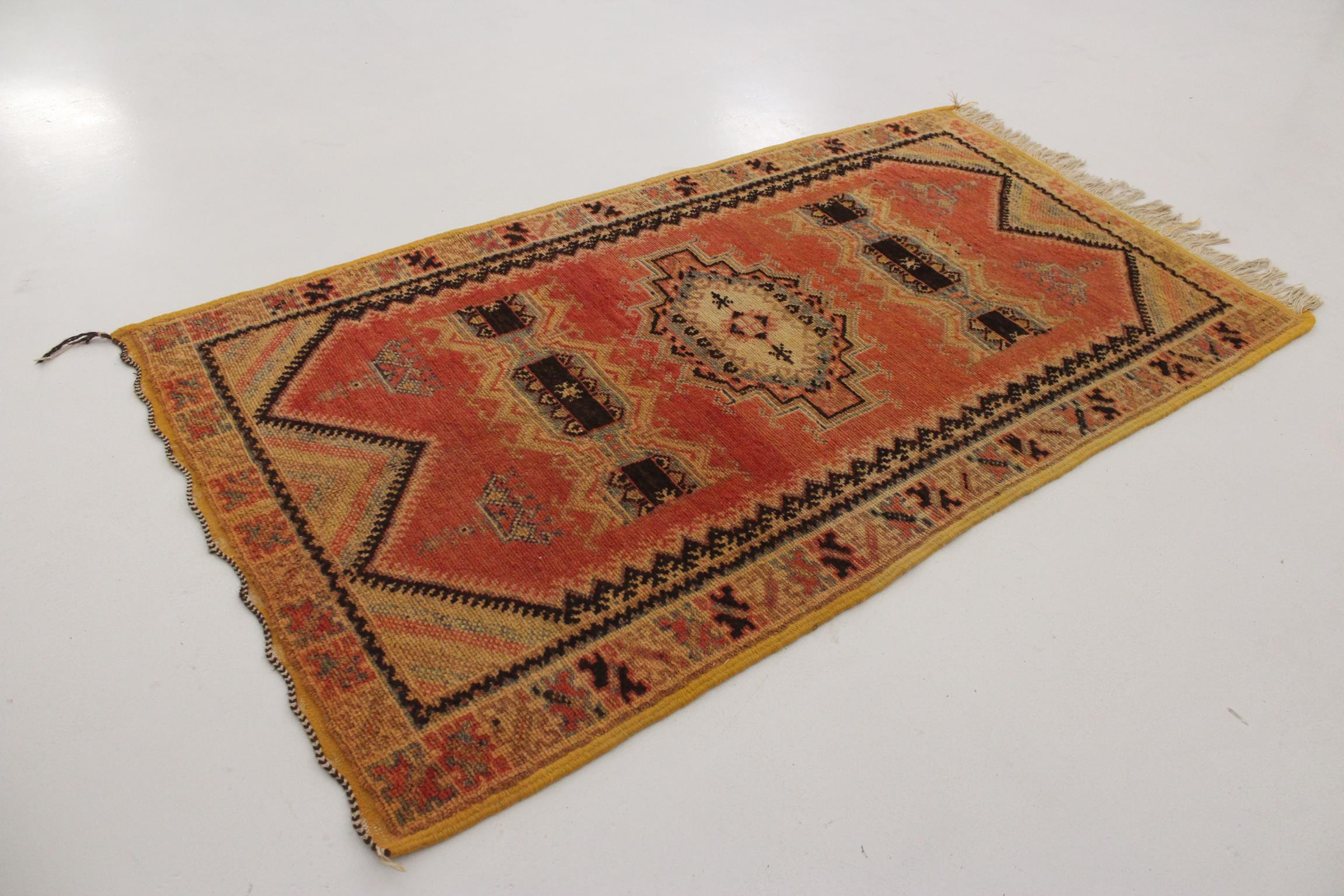 Vintage Moroccan Taznakht rug - Blood orange/black - 3.2x5.8feet / 100x178cm In Good Condition For Sale In Marrakech, MA