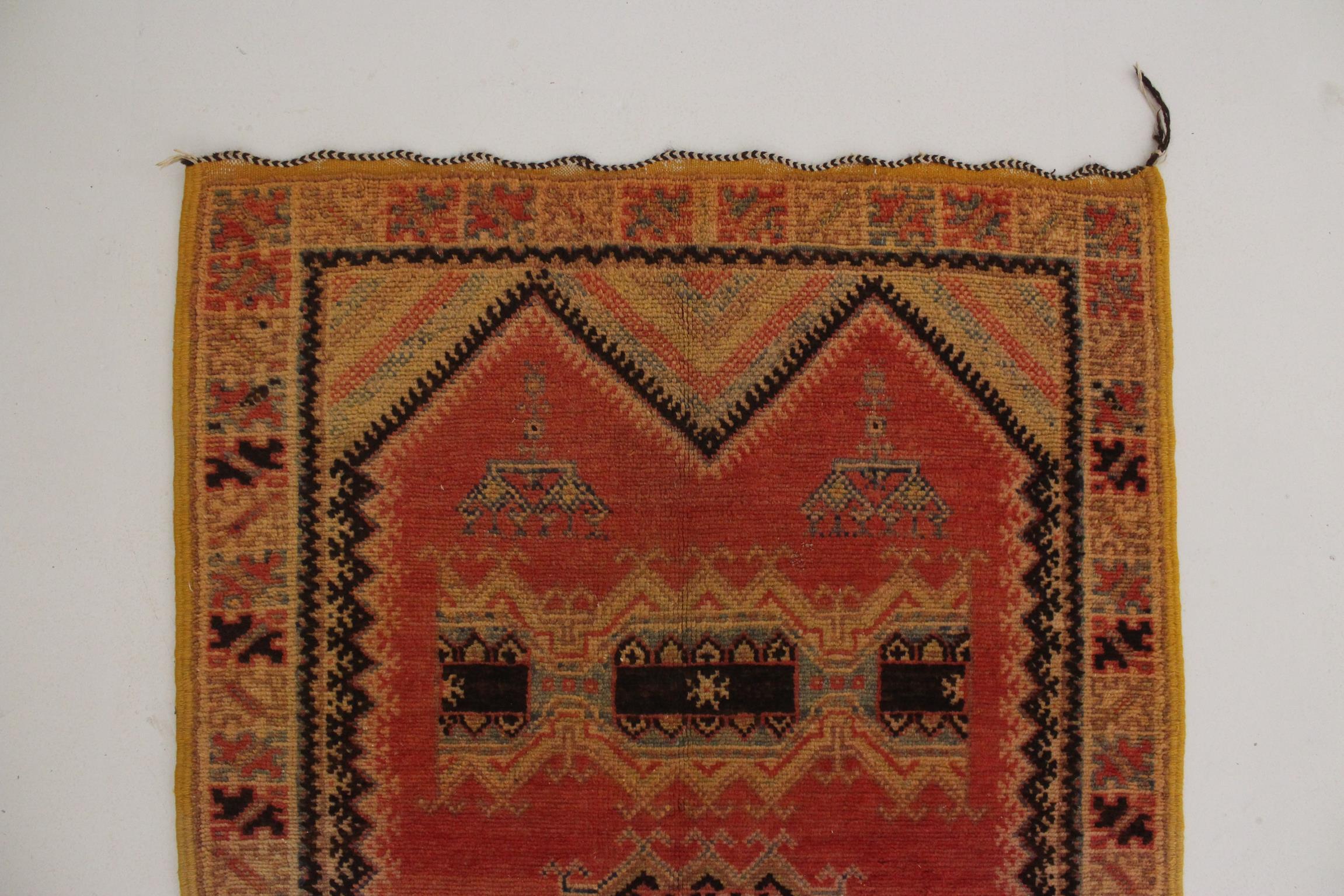 Tapis marocain vintage Taznakht - Orange sanguine/noir - 3.2x5.8feet / 100x178cm Bon état - En vente à Marrakech, MA